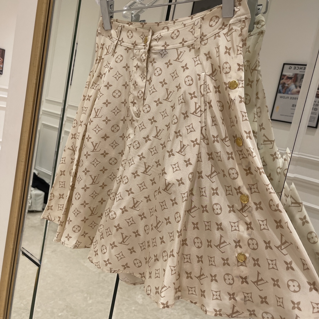Title: Original Women’s Suit with Tacks and Silk Skirt for Spring Summary: Hardcore suit with tacks, soft silk skirt in sizes 36-40 for spring fashion. - 图片 4