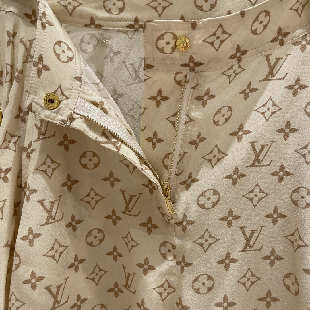 Title: Original Women’s Suit with Tacks and Silk Skirt for Spring Summary: Hardcore suit with tacks, soft silk skirt in sizes 36-40 for spring fashion. - 图片 6