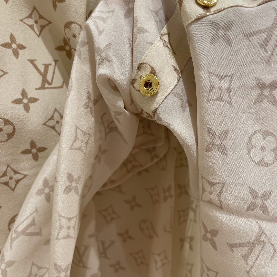 Title: Original Women’s Suit with Tacks and Silk Skirt for Spring Summary: Hardcore suit with tacks, soft silk skirt in sizes 36-40 for spring fashion. - 图片 2