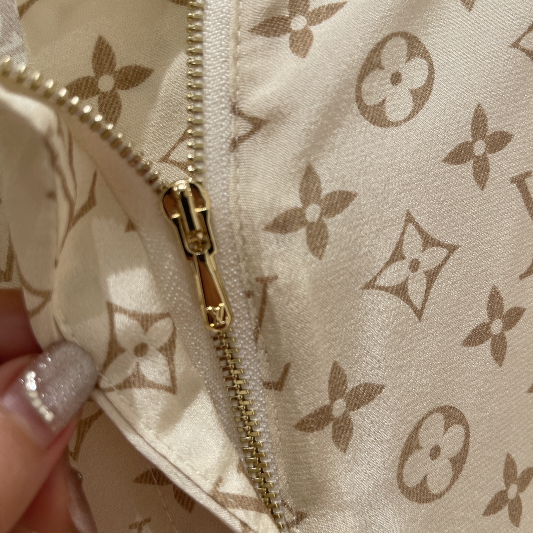 Title: Original Women’s Suit with Tacks and Silk Skirt for Spring Summary: Hardcore suit with tacks, soft silk skirt in sizes 36-40 for spring fashion. - 图片 8