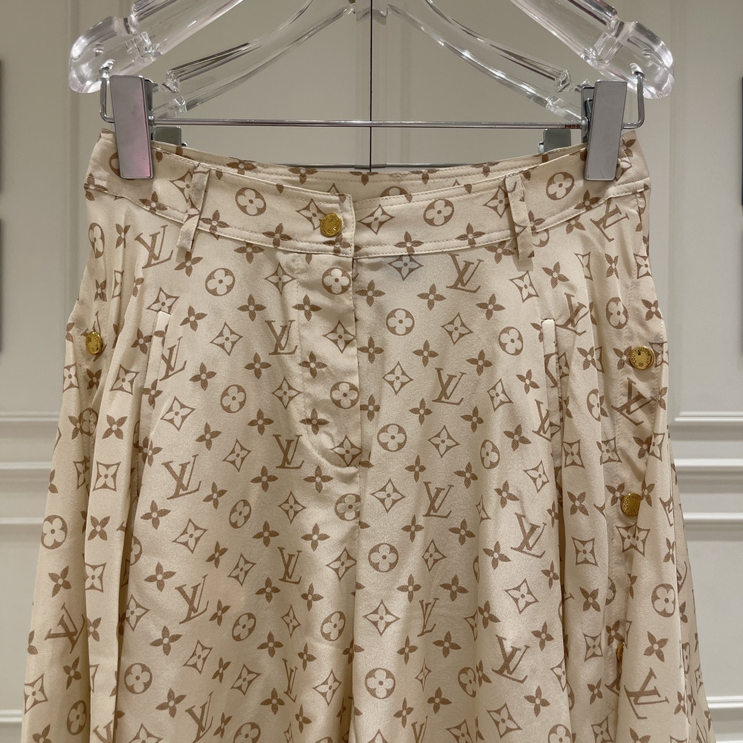 Title: Original Women’s Suit with Tacks and Silk Skirt for Spring Summary: Hardcore suit with tacks, soft silk skirt in sizes 36-40 for spring fashion. - 图片 3