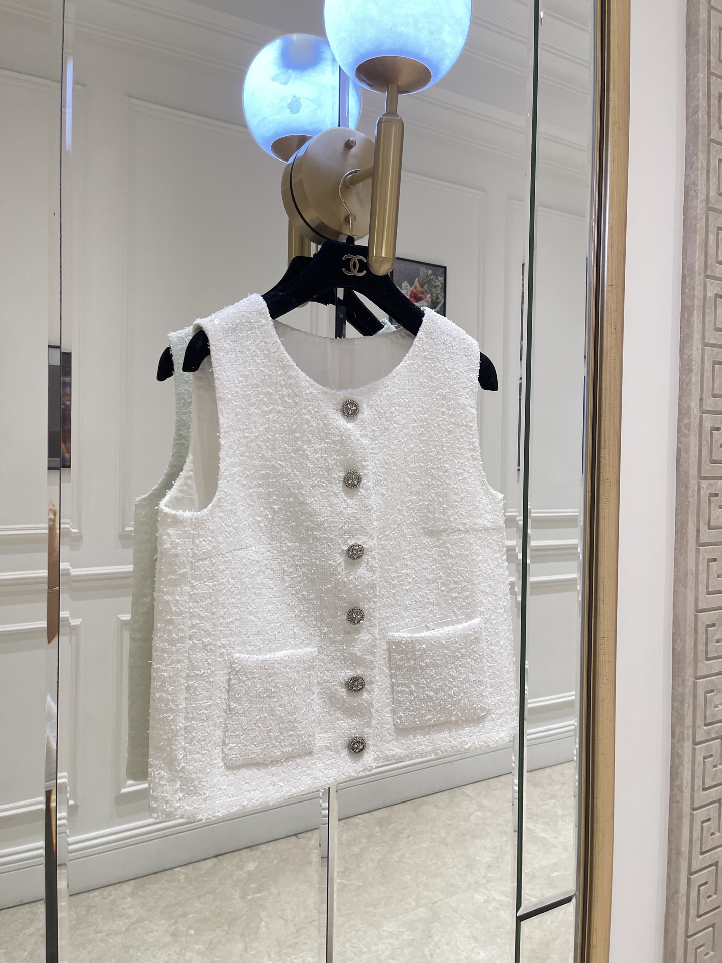 NO:828552,Cha* white sequin vest, round neck single-breasted design, exquisite diamond button decoration, heavy sequin weaving, full of high-end sense, customized tweed one-to-one fabric, silk lining, normal fit, upper body looks slim and elegant SML, Chanel-clothing, chanel, real silk,19860909Cha*白色亮片马甲 圆领单排扣设计 精致钻扣装饰点缀 重工亮片编织 满满高级感 定制斜纹软呢一比一面料 真丝里衬 正常版型 上身显瘦又气质 SML,香奈儿-服装,chanel,real silk,,Women's clothing