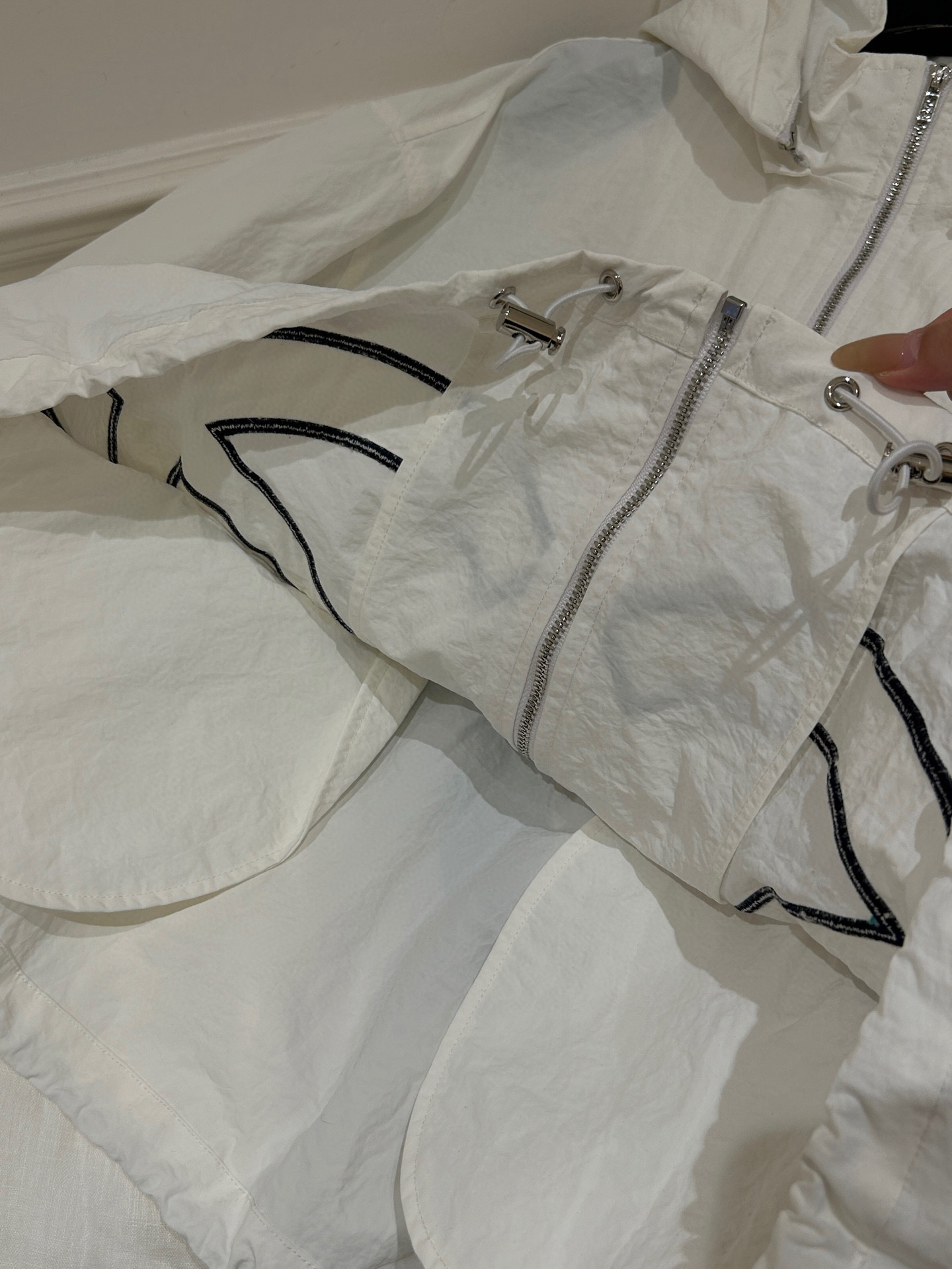 Unique Scavenging Dress with Customized Fabric and Clean Cut Design - 图片 3