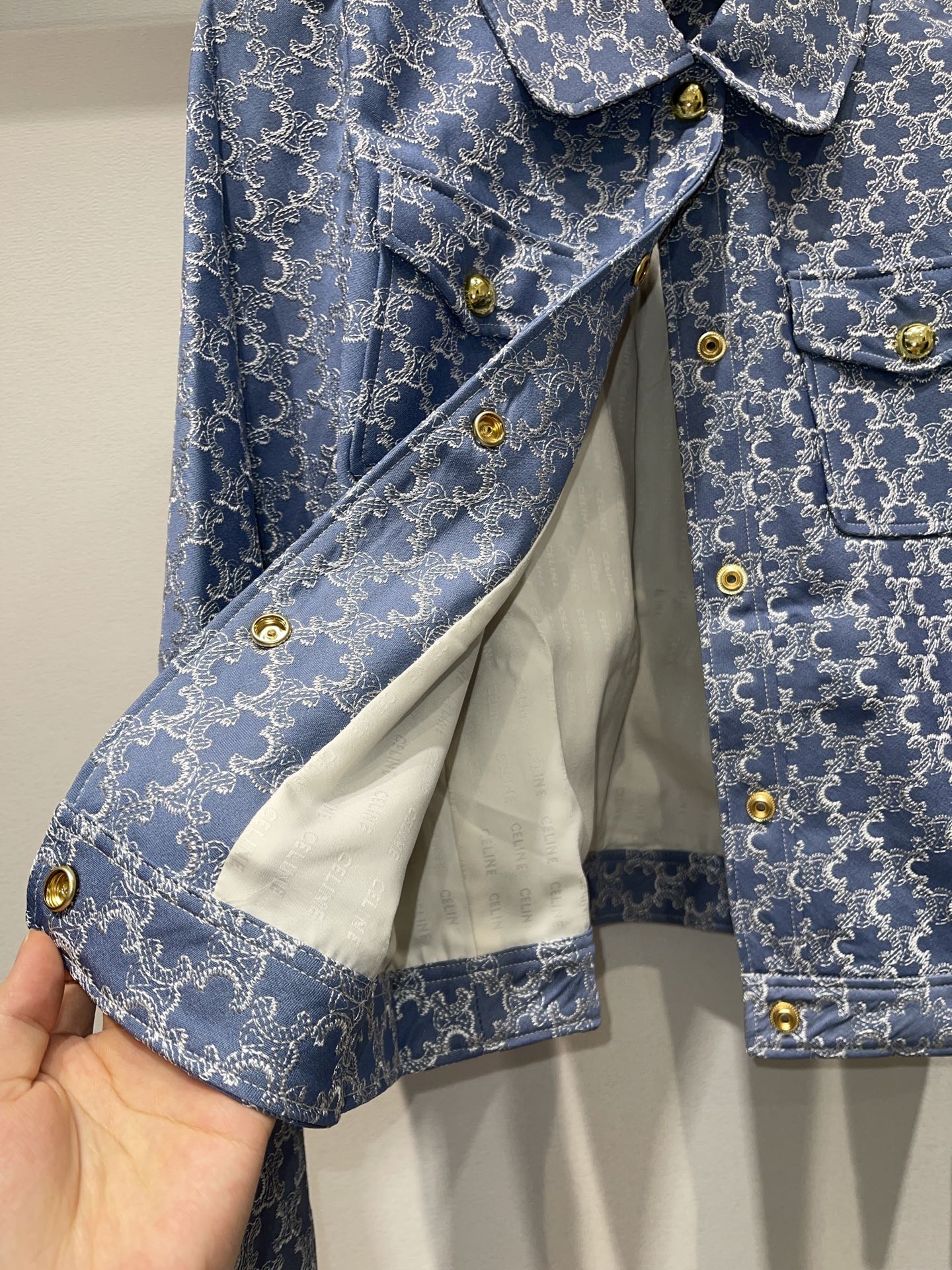 Female Suit with Wrapper and Cowboy Embroidery: P1426 Ces*25FW Collection Review - 图片 6