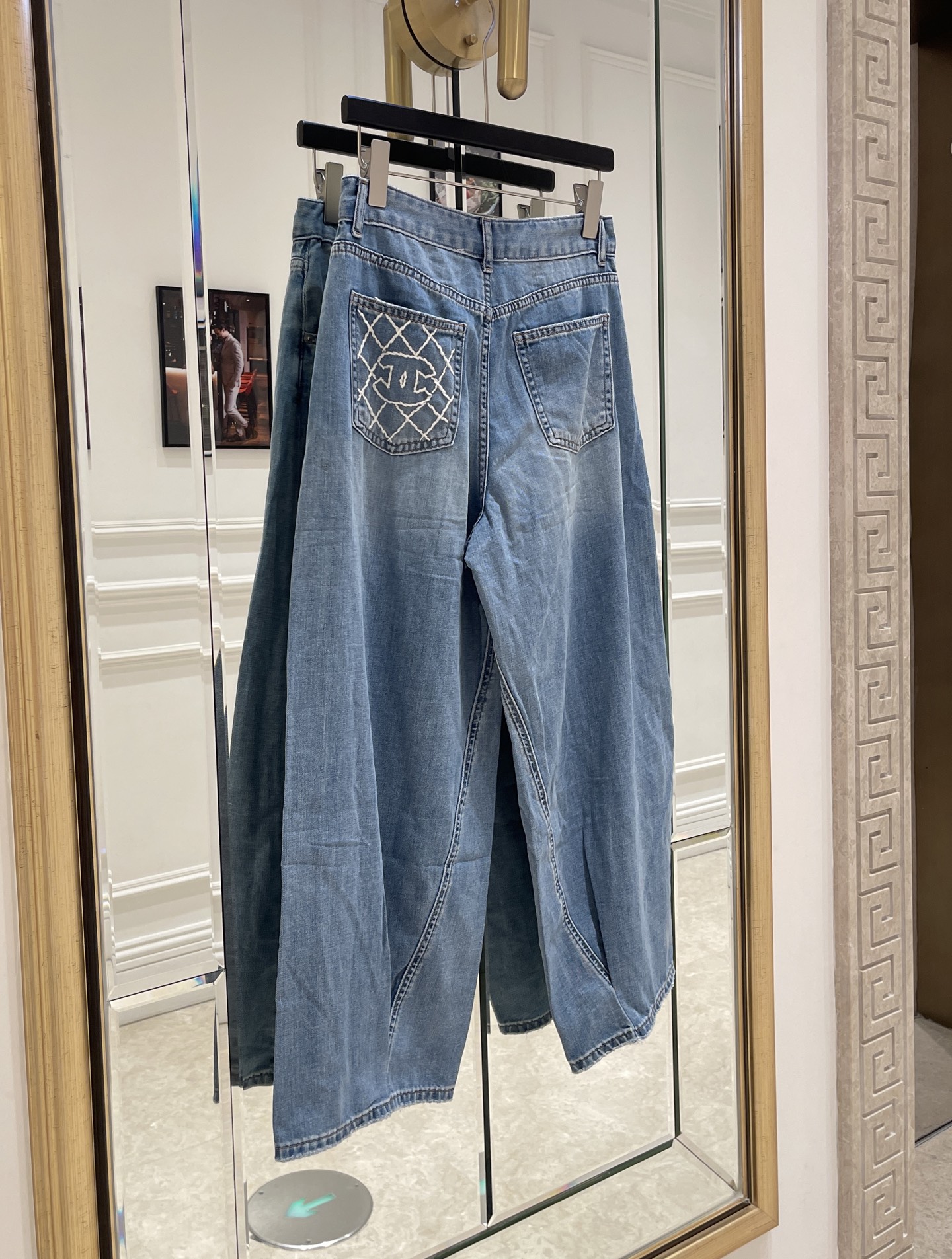 “Premium Women’s Outfits: Tweezers, Tweaks, Hand-Embroidered Jeans | SML Details” - 图片 4