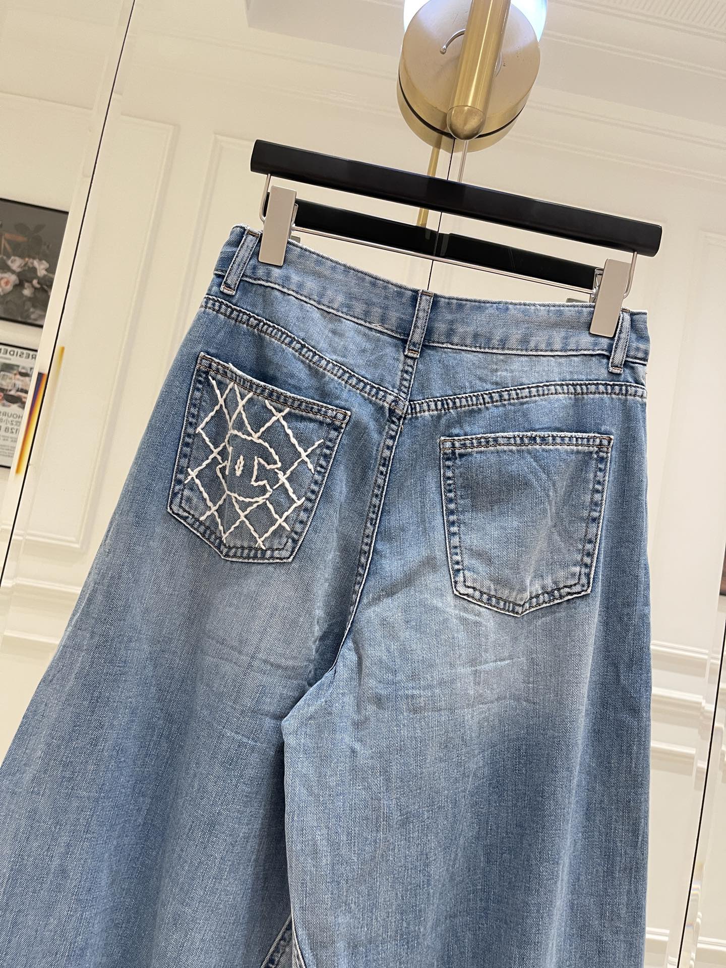 “Premium Women’s Outfits: Tweezers, Tweaks, Hand-Embroidered Jeans | SML Details” - 图片 3