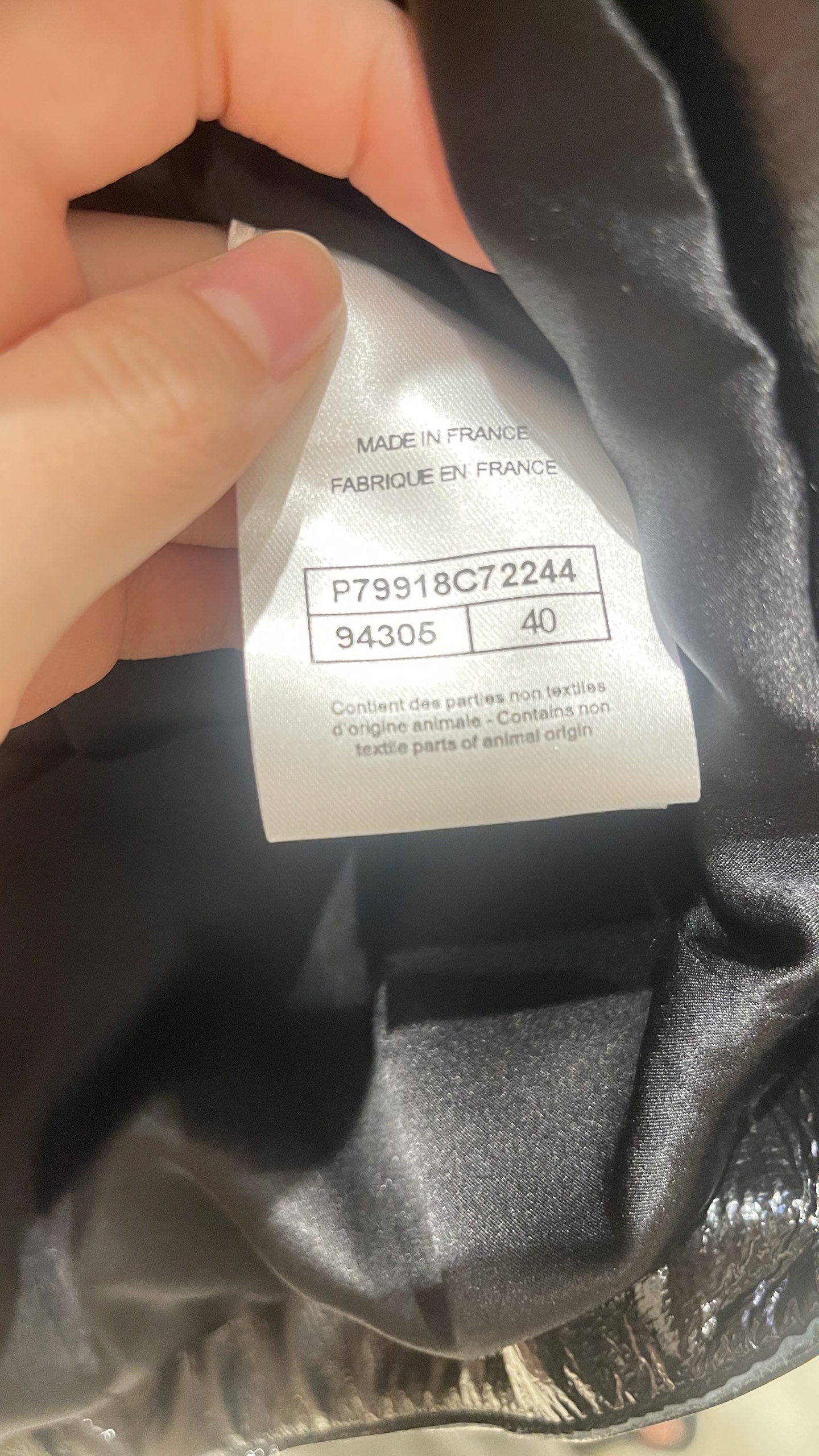 “Designer Handicrafts: Platinum Jacket with Stylish Logo Buttons and Lamb Skin Details” - 图片 4