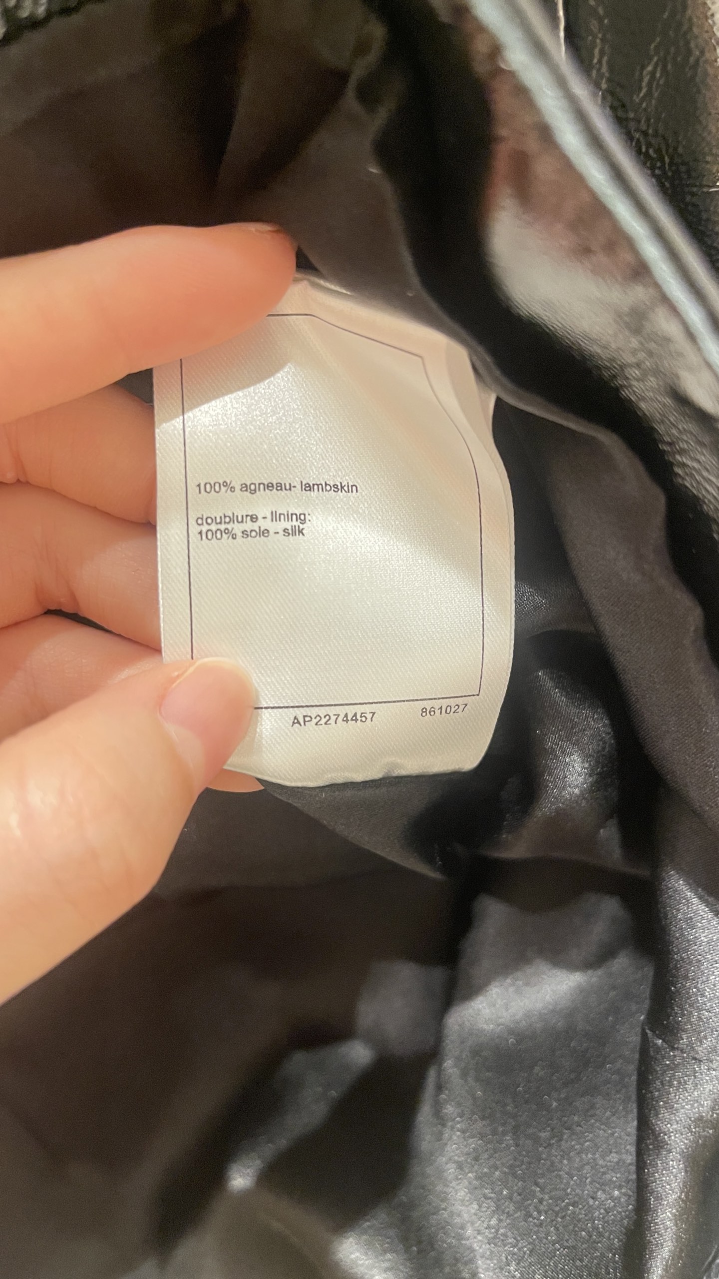 “Designer Handicrafts: Platinum Jacket with Stylish Logo Buttons and Lamb Skin Details” - 图片 5