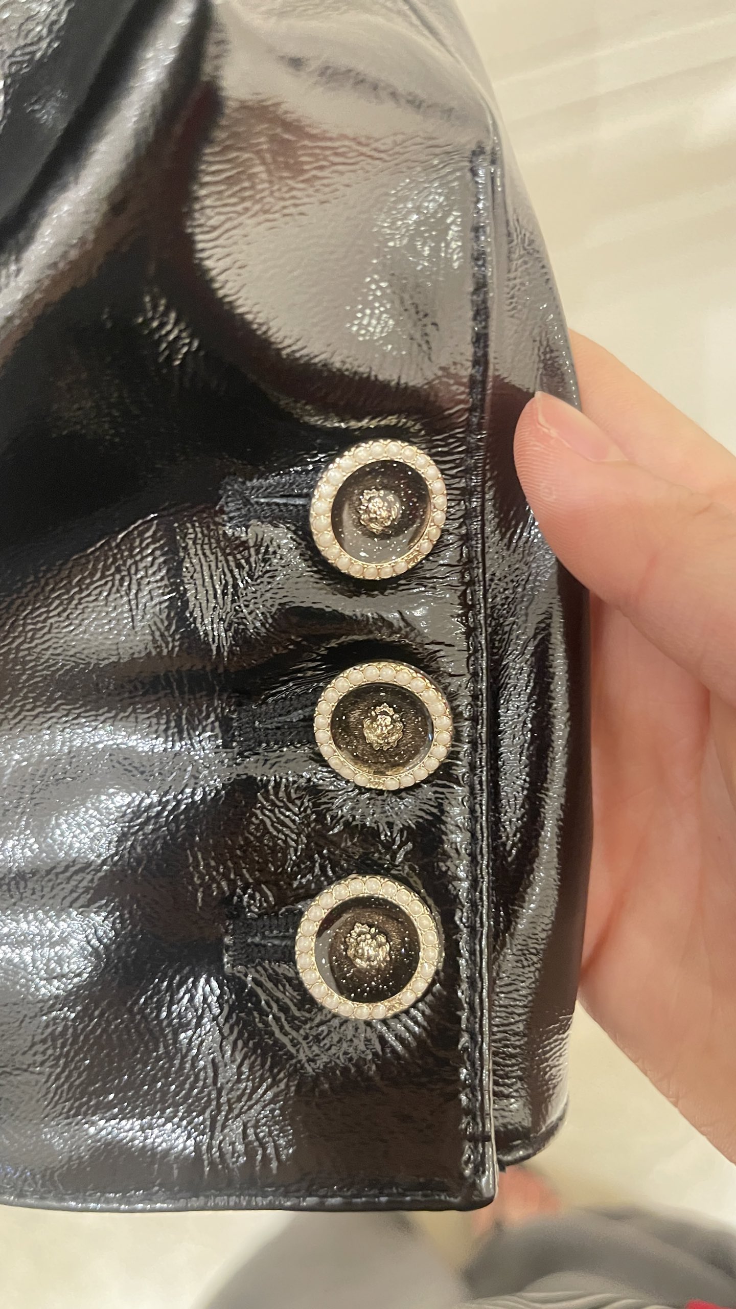 “Designer Handicrafts: Platinum Jacket with Stylish Logo Buttons and Lamb Skin Details” - 图片 6