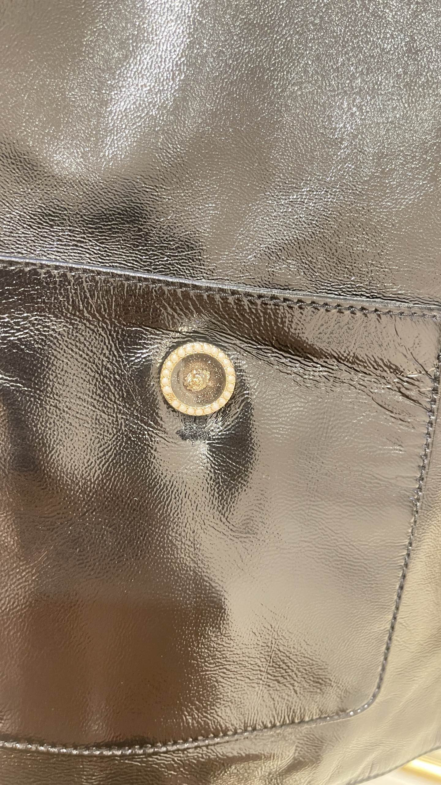 “Designer Handicrafts: Platinum Jacket with Stylish Logo Buttons and Lamb Skin Details” - 图片 3