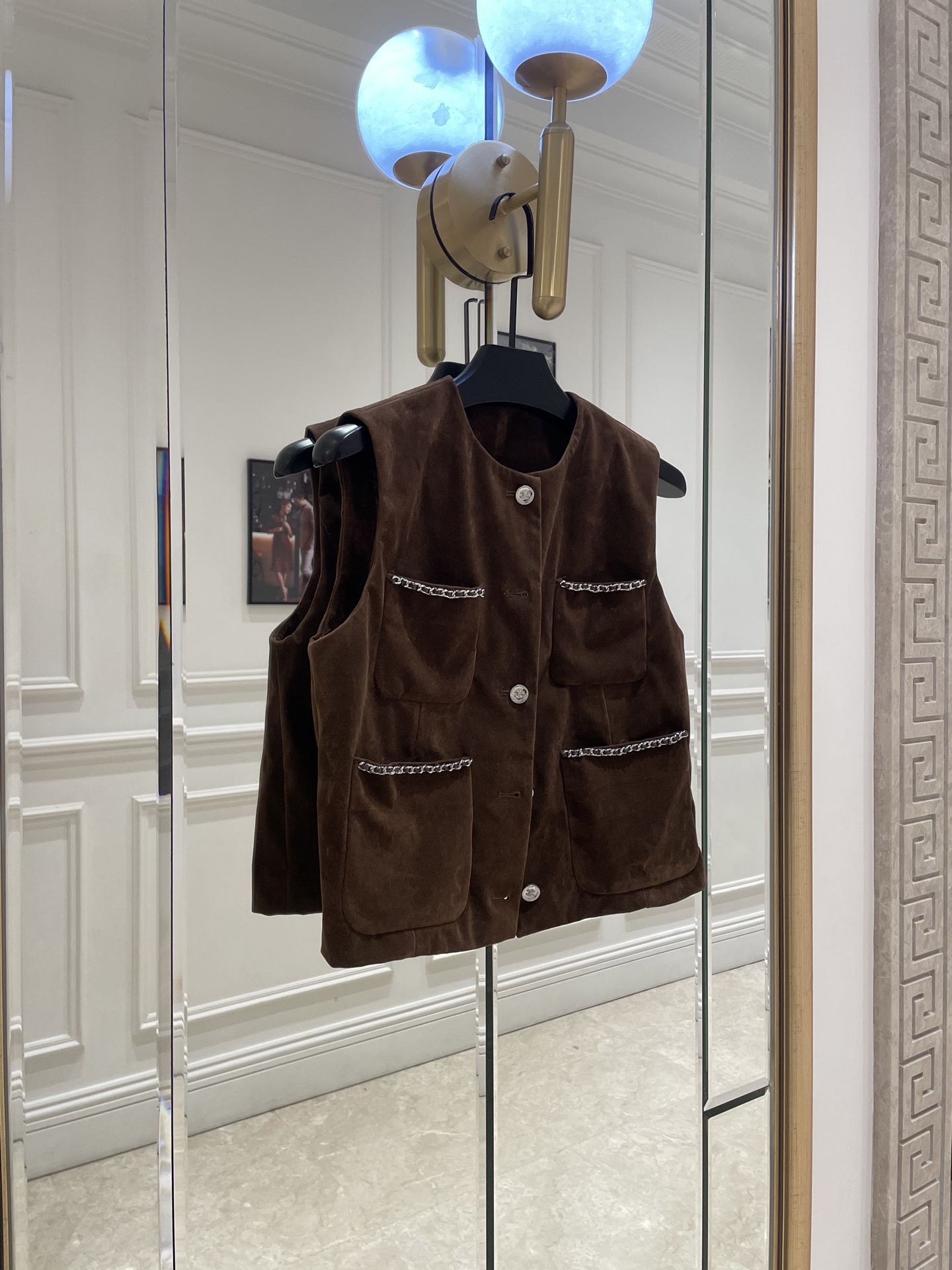 NO:873204,Cha* 26-year exclusive new Xiaoxiang medieval vintage series velvet leather chain vest, a delicate Xiaoxiang style velvet vest, exquisite small buttons engraved with the brand logo, four pockets design is simple and elegant, with a patchwork leather chain, it adds a little coolness SML, Chanel-clothing, chanel,19860909Cha* 26年独家新款小香中古vintage系 丝绒皮链马甲,一件精致小香风的丝绒马甲,精致的小纽扣刻有品牌logo,四口袋设计简洁大方,配上拼皮链条,又多了一些小小的酷感 SML,香奈儿-服装,chanel,,Women's clothing