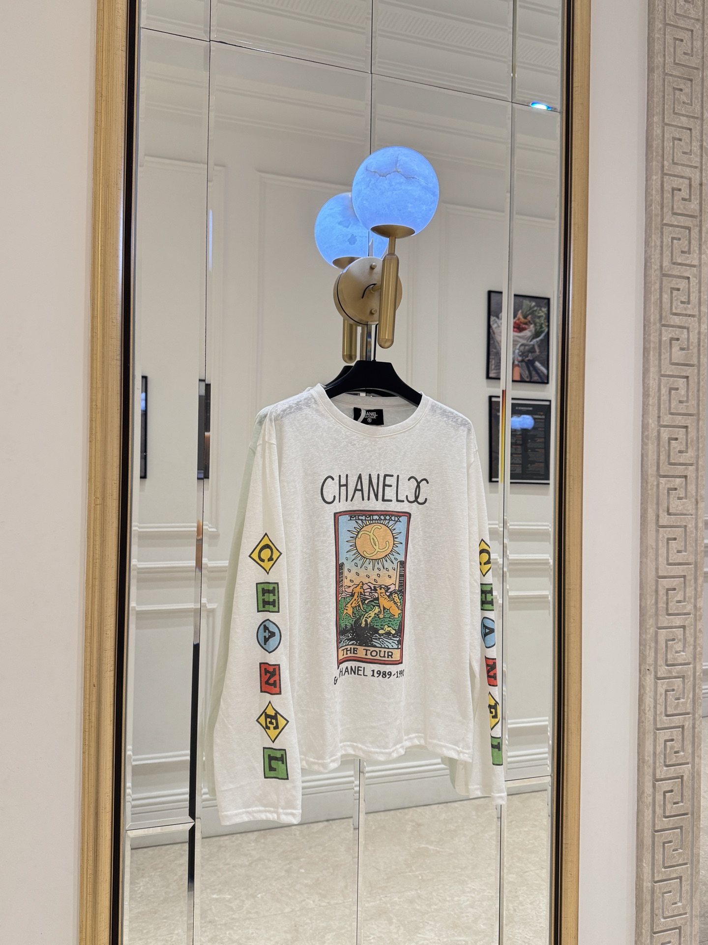 NO:901666,Cha* 26 years exclusive new Xiaoxiang medieval vintage series retro color picture logo long sleeves, super bright color matching, the fabric is also very comfortable, very designed and youthful. Size SML, Chanel-clothing, chanel,19860909Cha* 26年独家新款小香中古vintage系 复古彩图标识长袖,超级明亮的色彩搭配,面料也是非常舒服,非常有设计感又青春活力的一款 尺码SML,香奈儿-服装,chanel,,Women's clothing