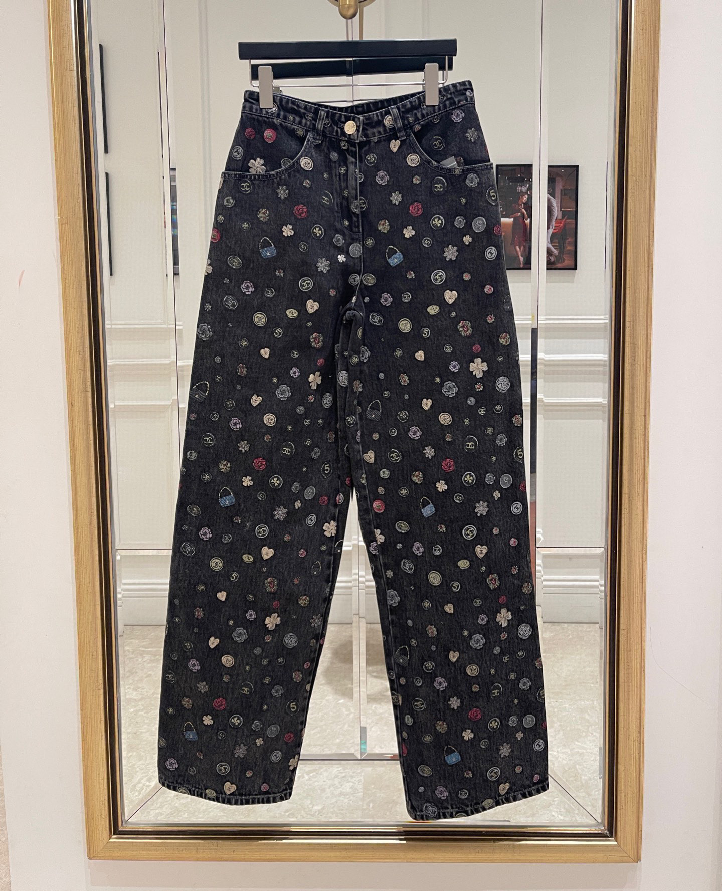 NO:892693,CHANE* cartoon pattern printed jeans, exclusively customized imported yb denim fabric, super quality!  Full of details, the collision of retro and smart is super exquisite!  You can easily create a sense of luxury with any combination ~ 1:1 awesome version, the latest early autumn items, look for the exclusive high version size SML, Chanel-clothing, chanel, chanel, jeans,19860909CHANE*卡通图案印花牛仔裤 独家定制进口yb牛仔面料,质感超级牛！细节感拉满,复古与灵动碰撞超精致！随意搭配都能轻松出高级感～1:1超赞版型,早秋最新单品,认准独家高版本  码数SML,香奈儿-服装,chanel,chanel,jeans,,Women's clothing