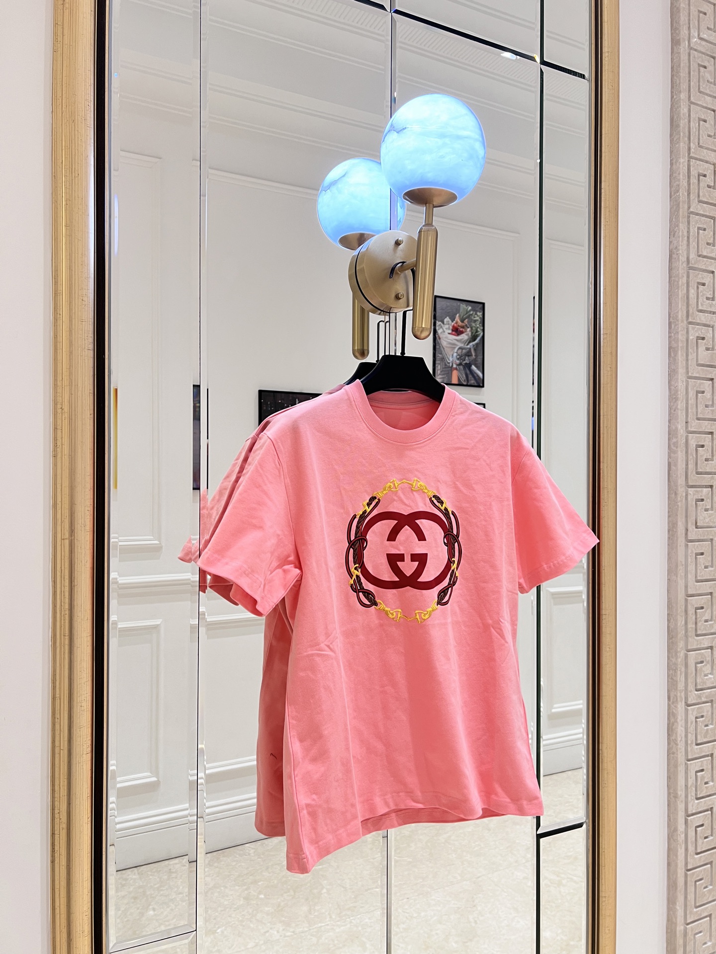 NO:828492,Gu* spring and summer Year of the Horse limited edition pink T-shirt, made of pure cotton, soft and skin-friendly, super comfortable to wear! The front has a Year of the Horse theme print, and the red and yellow colors are super festive. The loose version, the same style for men and women, is great for daily casual or holiday wear, creating a fashionable look. SML, Gucci-clothing, gucci, tees, t-shirt,19860909Gu*春夏马年限定粉色T恤,全棉材质,柔软亲肤,穿着超舒适!正面 马年主题印花,红黄配色超有节日氛围.宽松版型,男女同款,日常休闲或节日穿搭都很出彩,打造时尚造型 SML,古驰-服装,gucci,tees，t-shirt,,Women's clothing