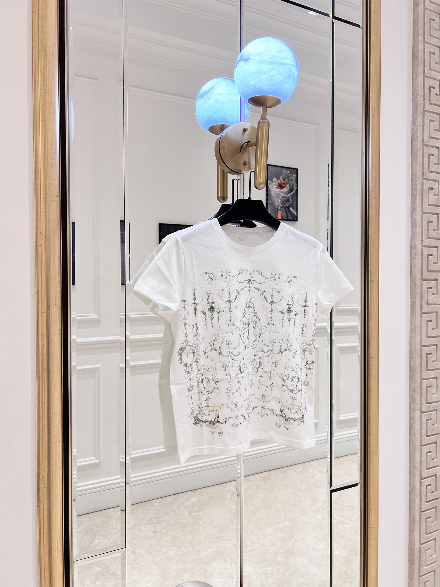 NO:828521,D*2026 early spring star series printed T-shirt, pure white background + baroque star pattern, full of artistic sense! High-quality cotton material, soft and breathable, super comfortable to wear in spring and summer ~ loose fit SML., Dior-clothing, dior, tees, t-shirt,19860909D*2026早春星宿系列印花T恤,纯白底色+巴洛克风星宿图案,艺术感满满!高品质棉料,柔软透气,春夏穿超舒服~宽松版型 SML.,迪奥-服装,dior,tees，t-shirt,,Women's clothing