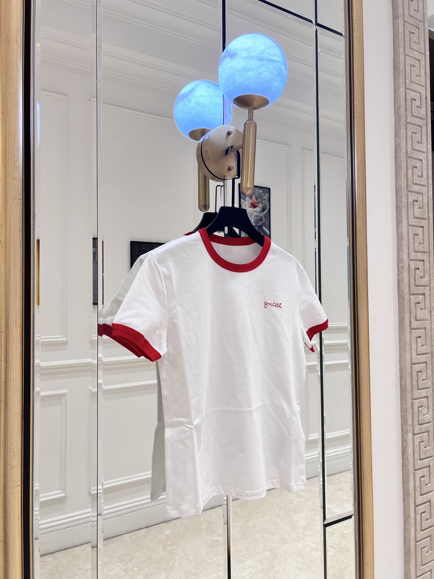 NO:828438,G*Contrast edge short-sleeved T-shirt This white contrast edge short-sleeved T-shirt, with a red round neck and cuff design, has an American retro feel! The pure cotton material is soft and breathable, and it is super comfortable to wear in summer. The small logo on the chest is low-key and recognizable. The slim cut shows your figure and looks great with high-waisted pants or pleated skirts. It can be easily used for daily casual and commuting. It is a must-have and versatile item for summer wardrobe! SML  P, Gucci-clothing,gucci,skirts,T-shirt,tees,t-shirt,19860909G*撞色边短袖T恤 这款白色撞色边短袖T恤,红色圆领和袖口设计超有美式复古感!纯棉材质柔软透气,夏天穿超舒 服.胸前小Logo低调又有辨识度,修身剪裁显身材搭高腰裤或百褶裙都很出片.日常休闲,通勤都能轻松驾驭,是夏季衣橱必备百搭单品! SML P,古驰-服装,gucci,skirts,T-shirt,tees，t-shirt,,Women's clothing