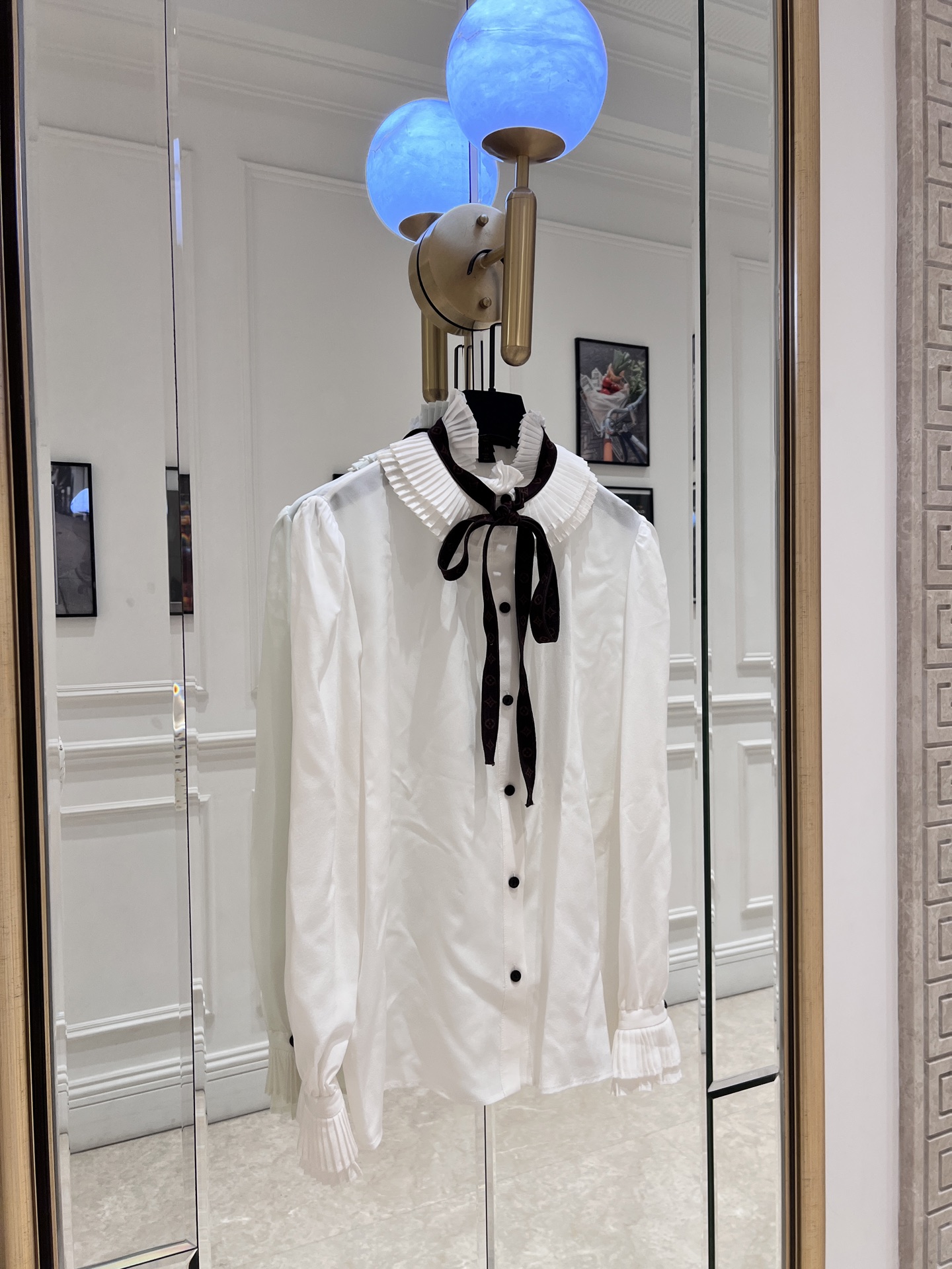 NO:828545,L* streamer pleated collar shirt. White silk material, smooth and shiny to the touch. Pleated collar + black streamers, elegant and retro, slightly tightened cuffs, perfect details. Long-sleeved design, very suitable for spring and autumn. It looks great alone or paired with skirts or high-waisted pants, and can easily create an intellectual or sweet style. SML., Louis Vuitton-clothing, louis vuitton, skirts, shirts, real silk,19860909L*飘带褶皱领衬衫 白色真丝材质,触感柔滑有光泽.褶皱领+黑色飘带,优雅复古,袖口微收紧,细节满分.长袖设计,春秋季节超适合,单穿或搭配裙装,高腰裤都很出彩,轻松打造知性或甜美风格 SML.,路易威登-服装,louis vuitton,skirts,shirts,real silk,,Women's clothing