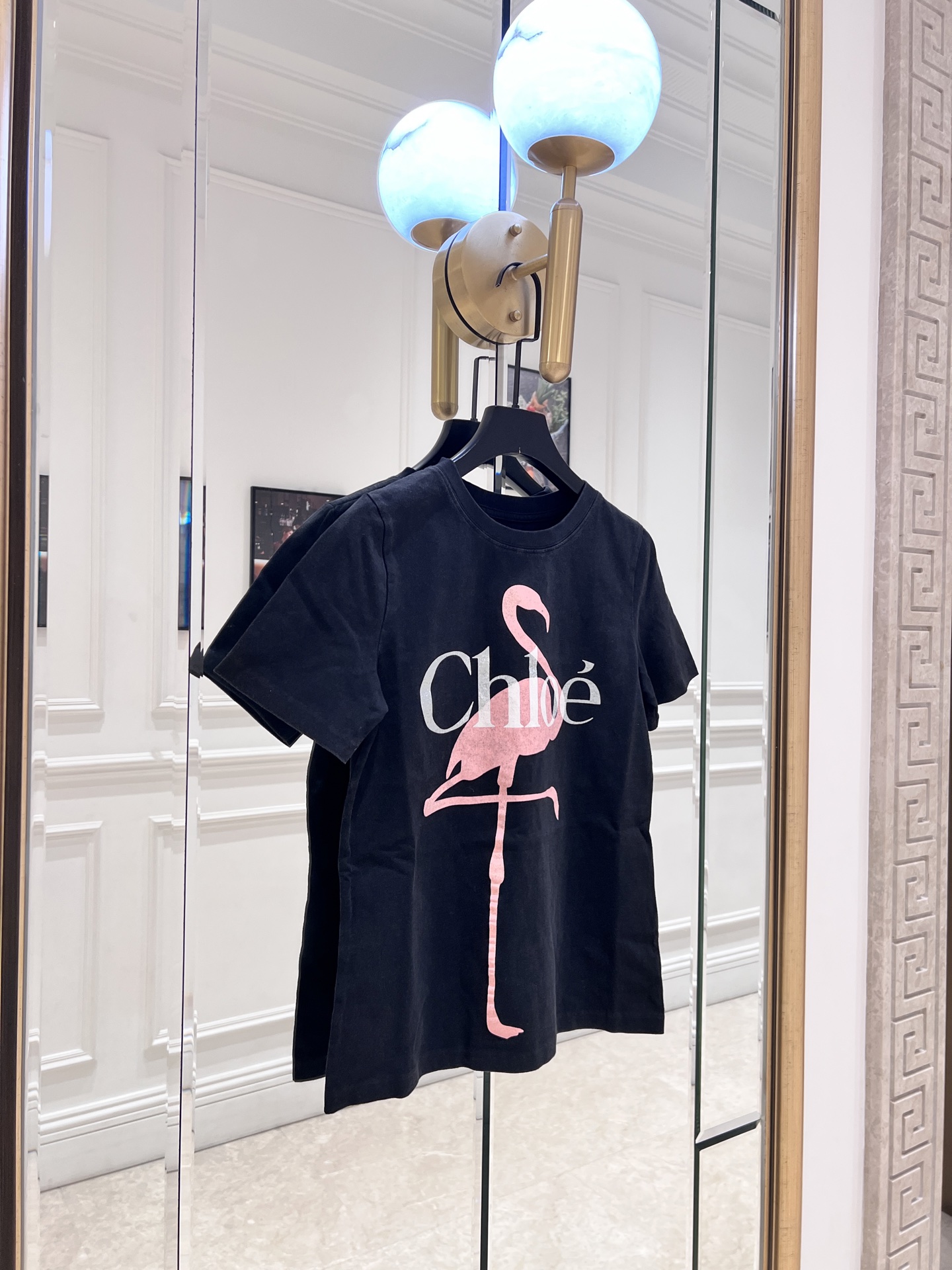 NO:828461,Chlo* Flamingo Print T-shirt 2026 Early Spring Series Flamingo Print T-shirt, made of black cotton, with pink flamingo + brand logo on the front, simple and recognizable. Round neck short-sleeved design, comfortable and breathable, super versatile for daily wear!  The flamingo element is inspired by nature and romance, filling the French elegant atmosphere ~ Whether worn with jeans or a skirt, you can easily get a casual and fashionable look!  sml.,women's clothing,chloe,skirts,jeans,T-shirt,tees,t-shirt,19860909Chlo*火烈鸟印花T恤 2026早春系列火烈鸟印花T恤,黑色纯棉材质,正面粉色火烈鸟+品牌Logo,简约又有辨识度.圆领短袖设计,舒适透气,日常穿搭超百搭！火烈鸟元素灵感来自自然与浪漫,法式优雅氛围感拉满～无论配牛仔裤还是半裙,轻松get随性时髦look！ sml.,女装,chloe,skirts,jeans,T-shirt,tees，t-shirt,,Women's clothing