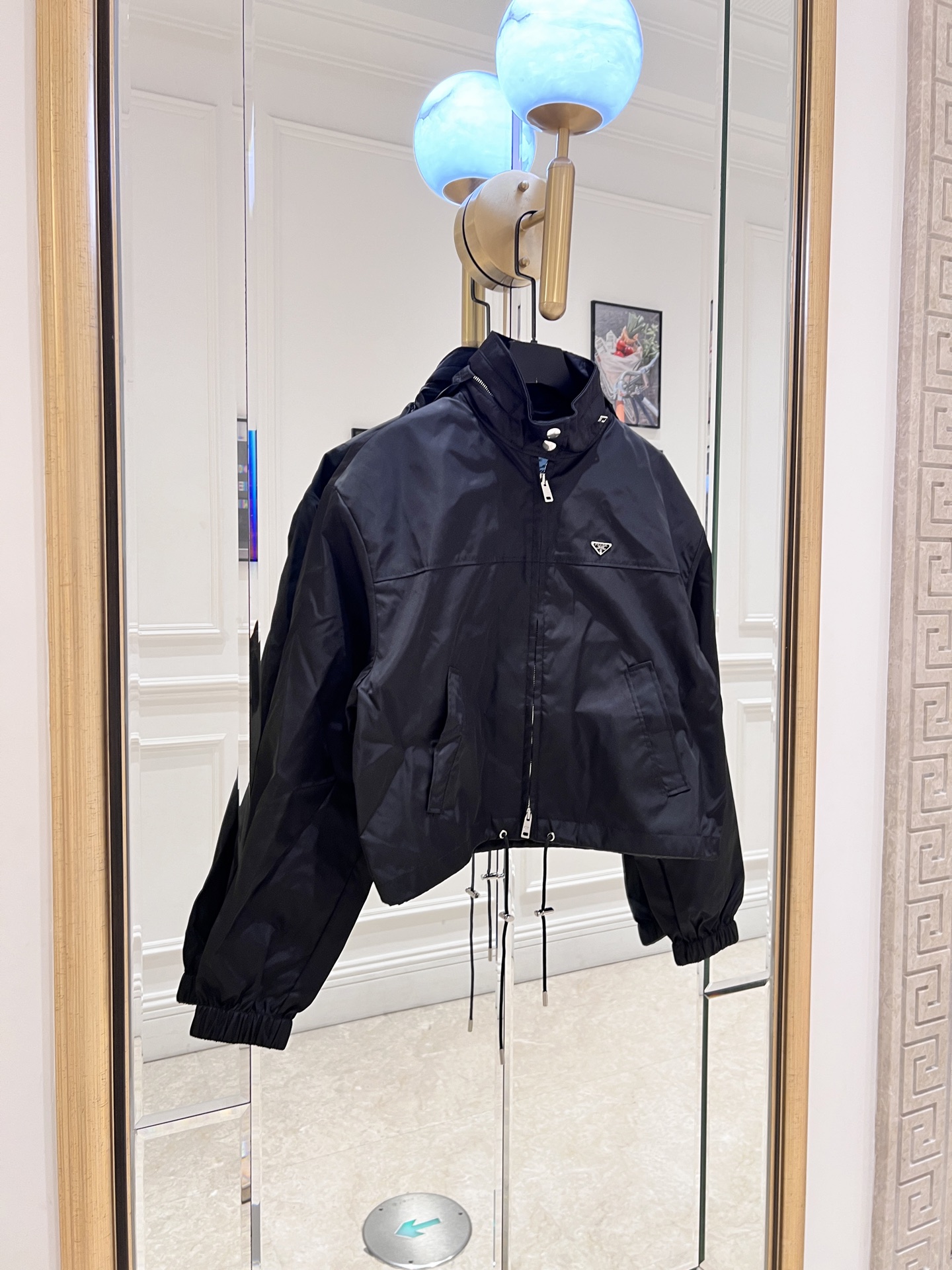 NO:828419,Prada Nylon Zipper Jacket Prada's nylon zipper jacket is made of black nylon with a stand-up collar, hood, and drawstring hem. It is simple and has a sense of detail!  The enamel metal triangle logo on the chest is a very recognizable short design, with both sporty and high-end feel. It can be easily used for daily leisure and commuting. It looks great with jeans or overalls, and you can easily get a fashionable look!  SML.,Prada-clothing,prada,prada,jeans,jackets & coats,hats,19860909Prada尼龙拉链外套 Prada这款尼龙拉链外套,黑色尼龙材质+立领、兜帽、束绳下摆,简约又有细节感！胸前珐琅金属三角徽标超有辨识度短款设计,运动风和高级感兼具,日常休闲、通勤都能轻松驾驭,搭配牛仔裤或工装裤都很出彩,轻松get时髦造型！ SML.,普拉达-服装,prada,prada,jeans,jackets & coats,hats,,Women's clothing