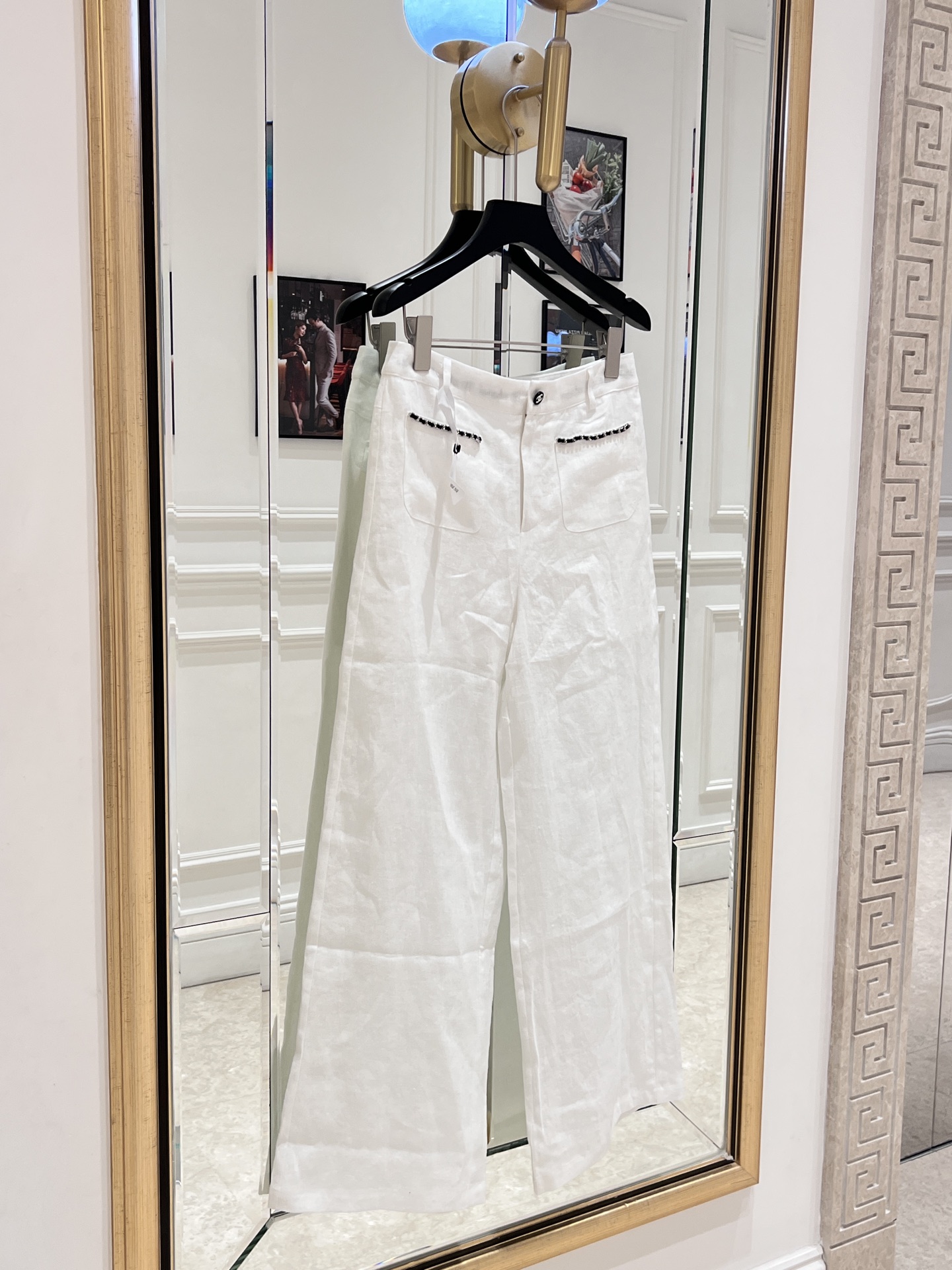 NO:828499,Cha*'s 26-year exclusive new Xiaoxiang second-hand series, these white high-waisted wide-leg pants, the cotton fabric is soft and breathable, super comfortable to wear in summer!  High waist + loose straight design, slimming and flattering leg shape, black buttons and pocket edges are embellished, full of details. Moderate length, small people can easily control it, can be worn for commuting, leisure, and vacation. Paired with a white shirt or T-shirt, it is simple and advanced, easy to get a refreshing summer outfit SML., Chanel - Clothing, chanel, shirts, tees, t-shirt,19860909Cha* 26年独家新款小香中古系列这条白色高腰阔腿裤,棉质面料柔软透气,夏天穿超舒服！高腰+宽松直筒设计,显瘦又修饰腿型,黑色纽扣和口袋边缘点缀,细节感满满.裤长适中,小个子也能轻松驾驭,通勤、休闲、度假都能穿,搭配白衬衫或T恤,简约又高级,轻松get夏日清爽穿搭 SML.,香奈儿-服装,chanel,shirts,tees，t-shirt,,Women's clothing