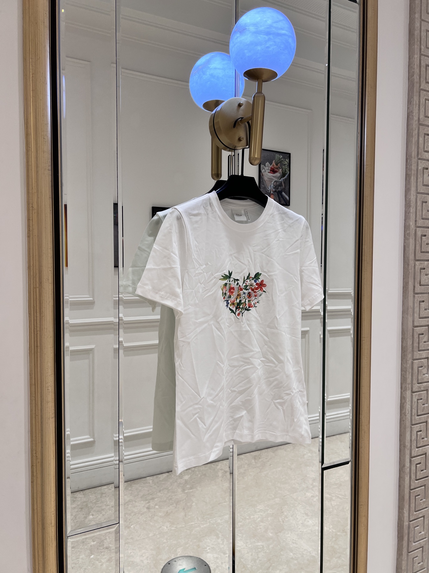 NO:828511,Dio* 2026 spring and summer series embroidered love T-shirt, designed by Jonathan  Designed by Anderson, the material is high-count pure cotton, soft and skin-friendly, and friendly to sensitive skin. Love flower embroidery on the chest, + stitching with crude oil painting strokes, Morandi color is low-key and elegant, and the cannage dark pattern has a sense of detail. Slightly dropped shoulders, loose version, comfortable and slim, round neck + anti-wear silicone strip on the back of the neck, practical and considerate. Paired with jeans or skirts, you can easily switch between French lazy or wealthy daughter style, perfect for daily commuting and leisure.  SML.,Dior-clothing,dior,dior,skirts,jeans,tees,t-shirt,19860909Dio* 2026春夏系列刺绣爱心T恤,由Jonathan Anderson设计,高支纯棉材质,柔软亲肤,敏感肌友好.胸前爱心花卉刺绣,+针脚还原油画笔触,莫兰迪色系低调优雅,藤格纹暗纹超有细节感.微落肩宽松版型,舒适显瘦,圆领+后颈防磨硅胶条,实用又贴心.搭配牛仔裤或半裙,轻松切换法式慵懒or富家千金风,日常通勤、休闲都很适合哦 SML.,迪奥-服装,dior,dior,skirts,jeans,tees，t-shirt,,Women's clothing
