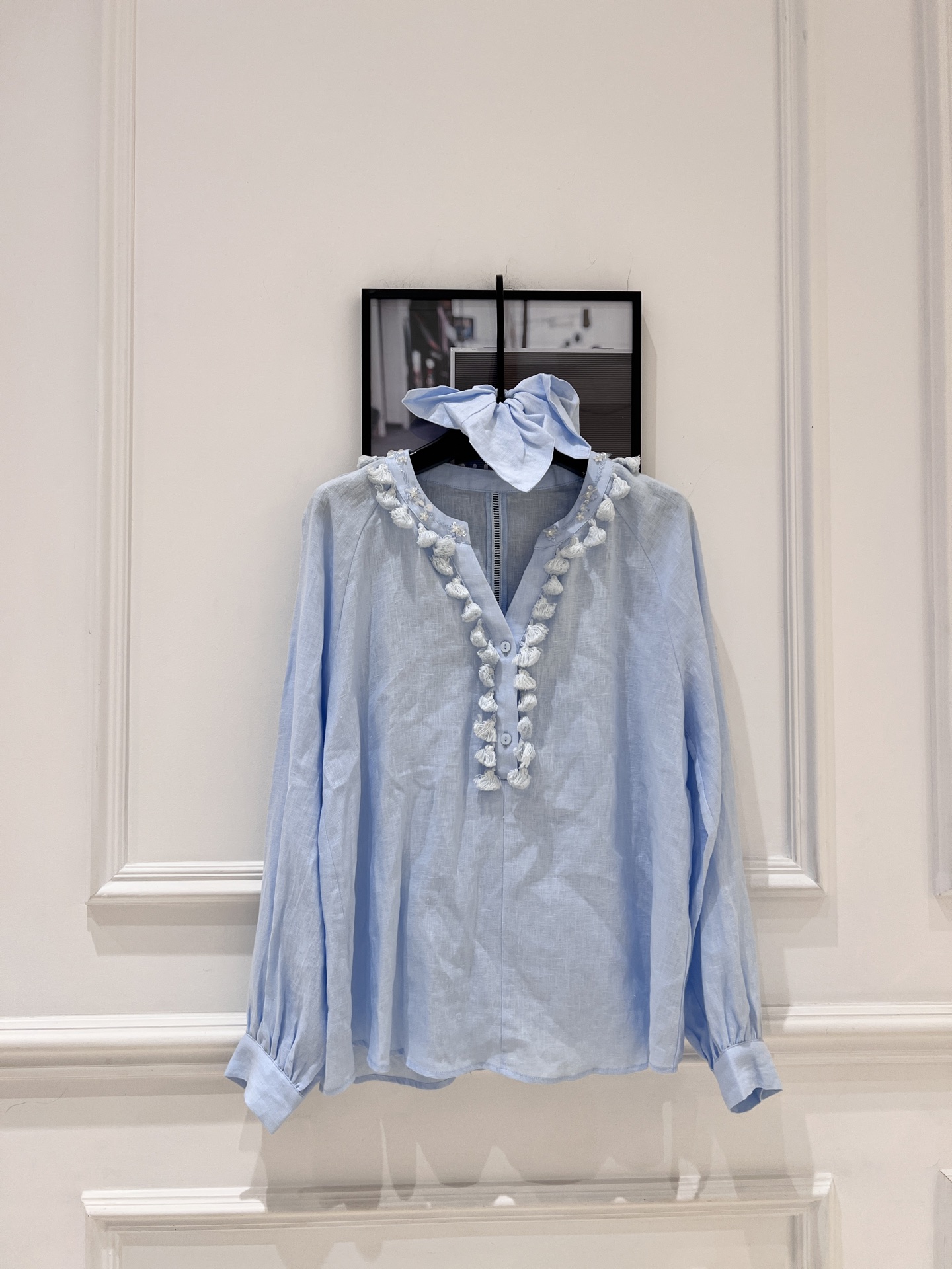 NO:883929,This French blue earring shirt is made of light and breathable linen material, soft and comfortable, perfect for spring and summer!  V-neck + ear edge design, romantic, elegant and detailed. Loose fit + long sleeves, easy to manage for commuting and leisure. The light blue tone is fresh and white, paired with white or light-colored bottoms, the gentle atmosphere is full SML., Chanel - clothing, chanel, shirts,19860909这款法式蓝色木耳边衬衫,采用轻薄透气亚麻材质,柔软舒适,春夏穿超合适！V领+木耳边设计,浪漫优雅又有细节感.宽松版型+长袖,通勤休闲都能轻松驾驭,浅蓝色调清新显白,搭配白色或浅色下装,温柔氛围感满分 SML.,香奈儿-服装,chanel,shirts,,Women's clothing
