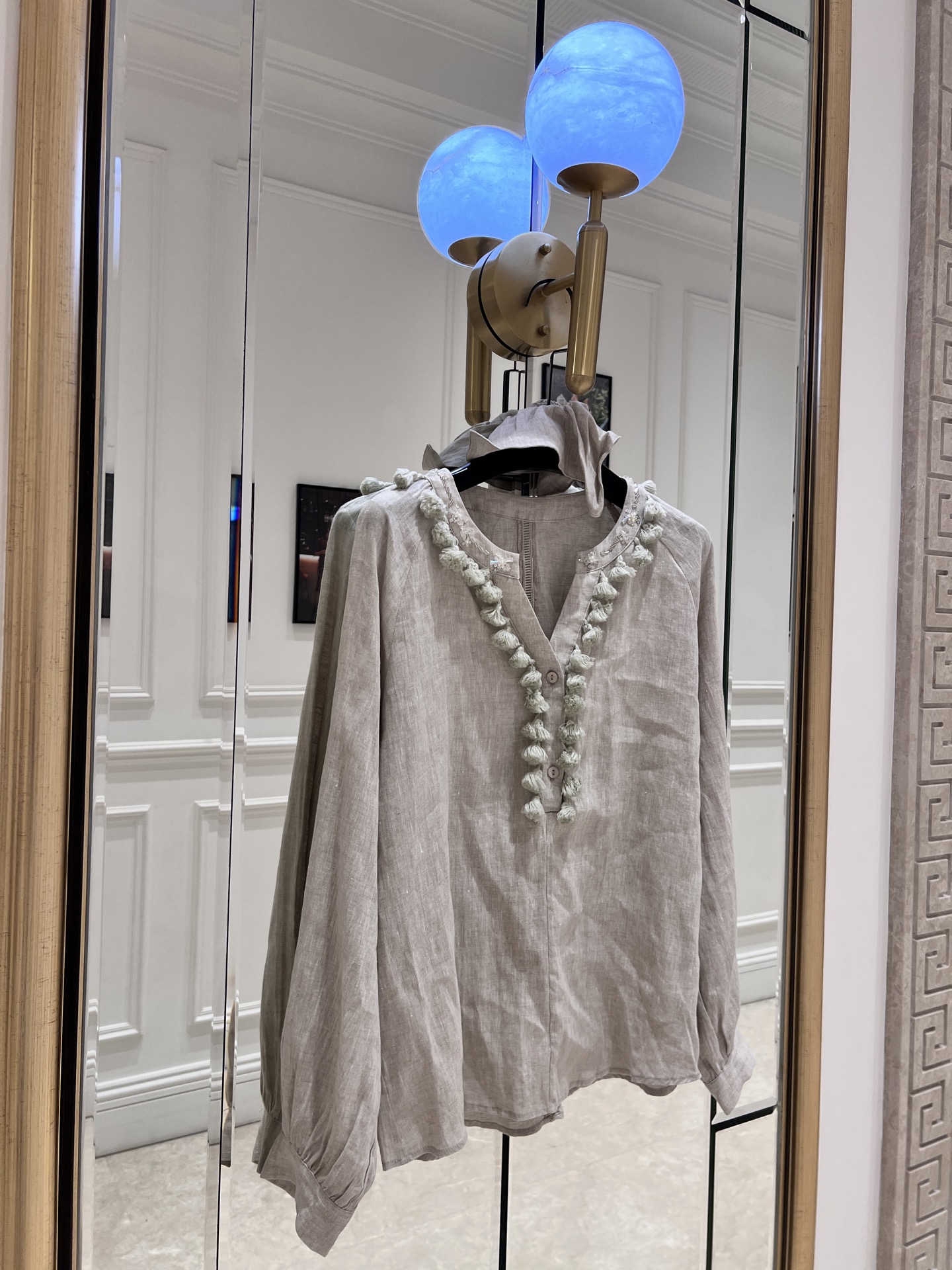 NO:883917,This linen embroidered V-neck shirt is made of high-quality linen, breathable and comfortable, perfect for spring and summer!  V-neck + hollow embroidery, full of French elegance, loose fit + long sleeves, easy to use for commuting and leisure. The off-white color is low-key and versatile, and looks good with any combination ~ Linen has its own natural texture, and becomes softer with each wash. The texture and comfort are online. Sisters who like natural style don't miss it!  SML.,Chanel-clothing,chanel,shirts,19860909这款亚麻刺绣V领衬衫,选用高品质亚麻,透气又舒适,春夏穿超合适！V领+镂空刺绣,法式优雅感满满,宽松版型+长袖,通勤休闲都能轻松驾驭.米白色低调百搭,怎么搭都好看～亚麻自带自然肌理,越洗越柔软,质感和舒适度都在线,喜欢自然风格的姐妹别错过啦！ SML.,香奈儿-服装,chanel,shirts,,Women's clothing