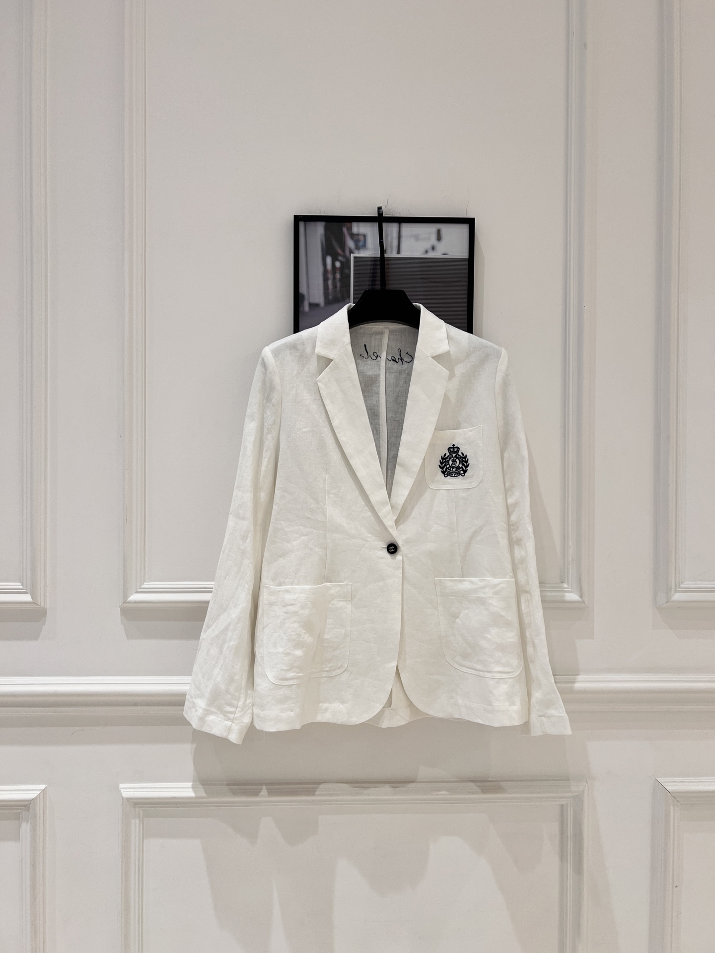 NO:828491,cha* white linen suit jacket, made of light and breathable linen, super comfortable to wear in spring and summer!  Single-breasted + embroidered badge on the chest, perfect details. Exquisite tailoring, elegant and casual, can be easily used for daily leisure or business commuting. The linen material is recommended to be hand washed or dry cleaned, and avoid high-temperature ironing ~ Pair it with jeans or casual pants, and you can easily get the Italian holiday atmosphere!  SML.,Chanel-clothing,chanel,jeans,jackets & coats,business suit,19860909cha*白色亚麻西装外套,采用轻薄透气亚麻,春夏穿超舒适！单排扣+胸前刺绣徽章,细节满分.剪裁精致,优雅又随性,日常休闲或商务通勤都能轻松驾驭.亚麻材质建议手洗或干洗,避免高温熨烫哦～搭配牛仔裤或休闲裤,轻松get意大利假日氛围感！ SML.,香奈儿-服装,chanel,jeans,jackets & coats,business suit,,Women's clothing