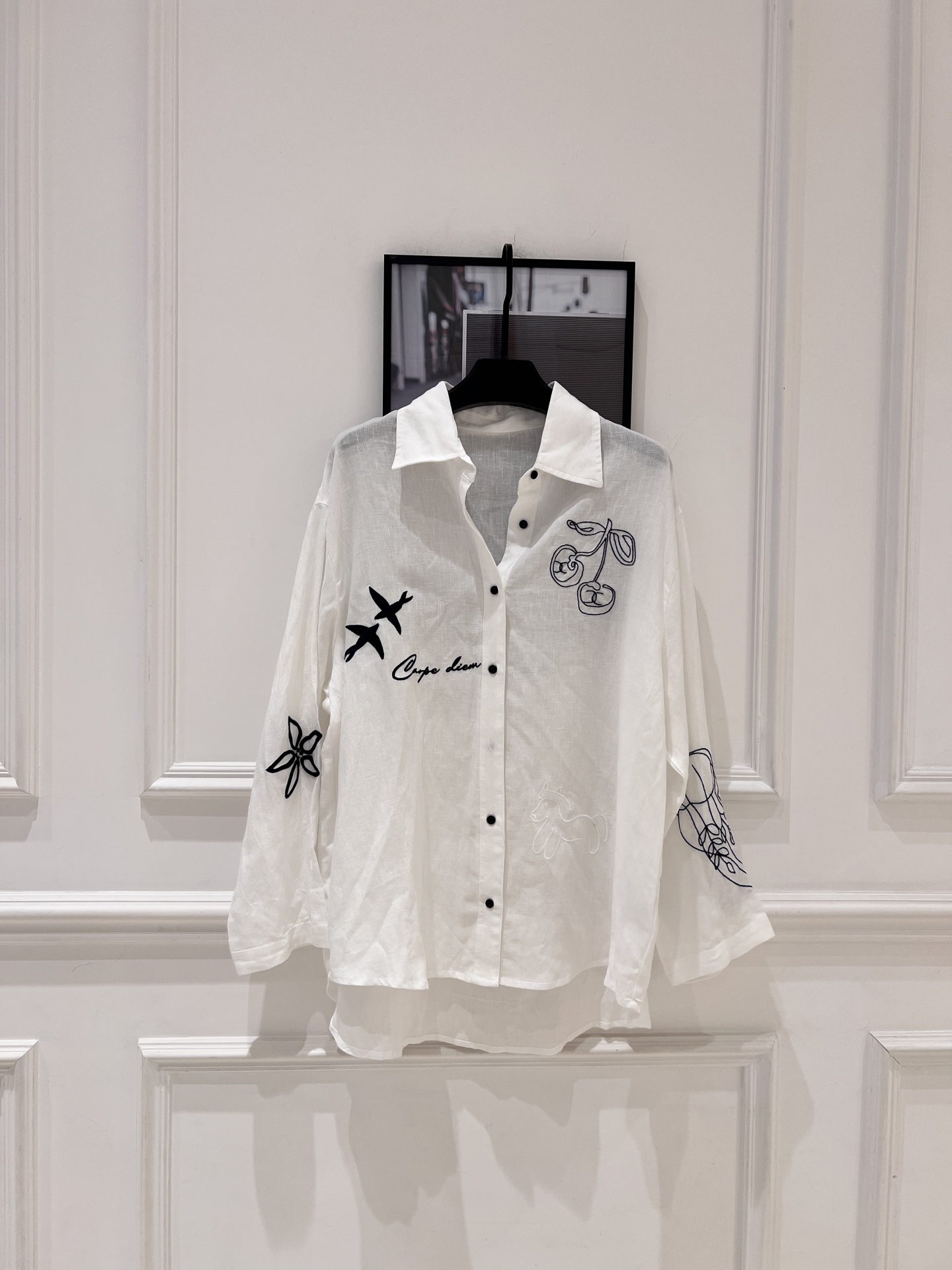 NO:873173,cha* white embroidered shirt, made of light and breathable cotton fabric, super comfortable to wear in spring and summer!  The black embroidery patterns include airplanes, bows, flowers, etc., full of artistic sense, and the details are super points. The loose fit + black buttons are simple and personalized. They look great when worn alone or layered. They can be easily used for commuting and leisure ~ FFU has both design sense and practicality, fashionable and versatile, a must-have for daily wear!  F.,Chanel-clothing,chanel,shirts,19860909cha*白色刺绣衬衫,轻薄透气棉质面料,春夏穿超舒服！黑色刺绣图案有飞机、蝴蝶结、花卉等,艺术感满满,细节超加分.宽松版型+黑色纽扣,简约又有个性,单穿或叠搭都很出彩,通勤休闲都能轻松驾驭～FFU设计感和实用性兼具,时髦又百搭,日常穿搭必备！ F.,香奈儿-服装,chanel,shirts,,Women's clothing