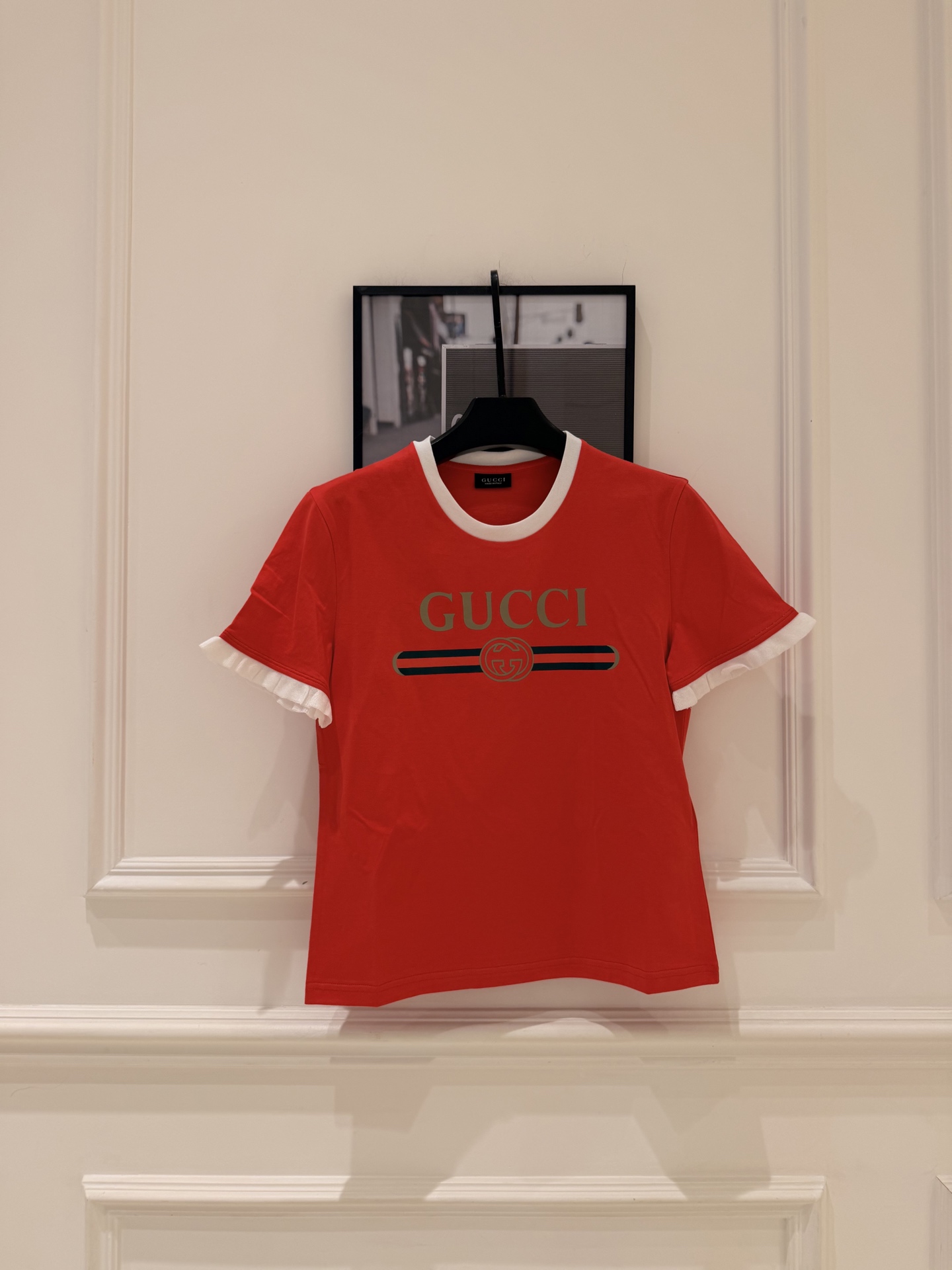 NO:856362,Gg early summer series red T-shirt, classic red and black color + double G Logo, full of retro feel!  The ruffle design on the cuffs is full of girlishness, and the slim cut shows off your body curves. High-quality cotton material, comfortable and breathable to wear, suitable for daily outings or vacations. Paired with denim skirts and wide-leg pants, you can easily switch between sweet and cool or retro style, fashionable and versatile!  SML.,Gucci-clothing,gucci,skirts,tees,t-shirt,19860909Gg早夏系列红色T恤,经典红黑配色+双G Logo,复古感满满！袖口荷叶边设计,少女感十足,修身剪裁超显身材曲线.高品质棉料,穿着舒适透气,日常出街或度假都很适合.搭配牛仔裙、阔腿裤,轻松切换甜酷or复古风,时髦又百搭！ SML.,古驰-服装,gucci,skirts,tees，t-shirt,,Women's clothing