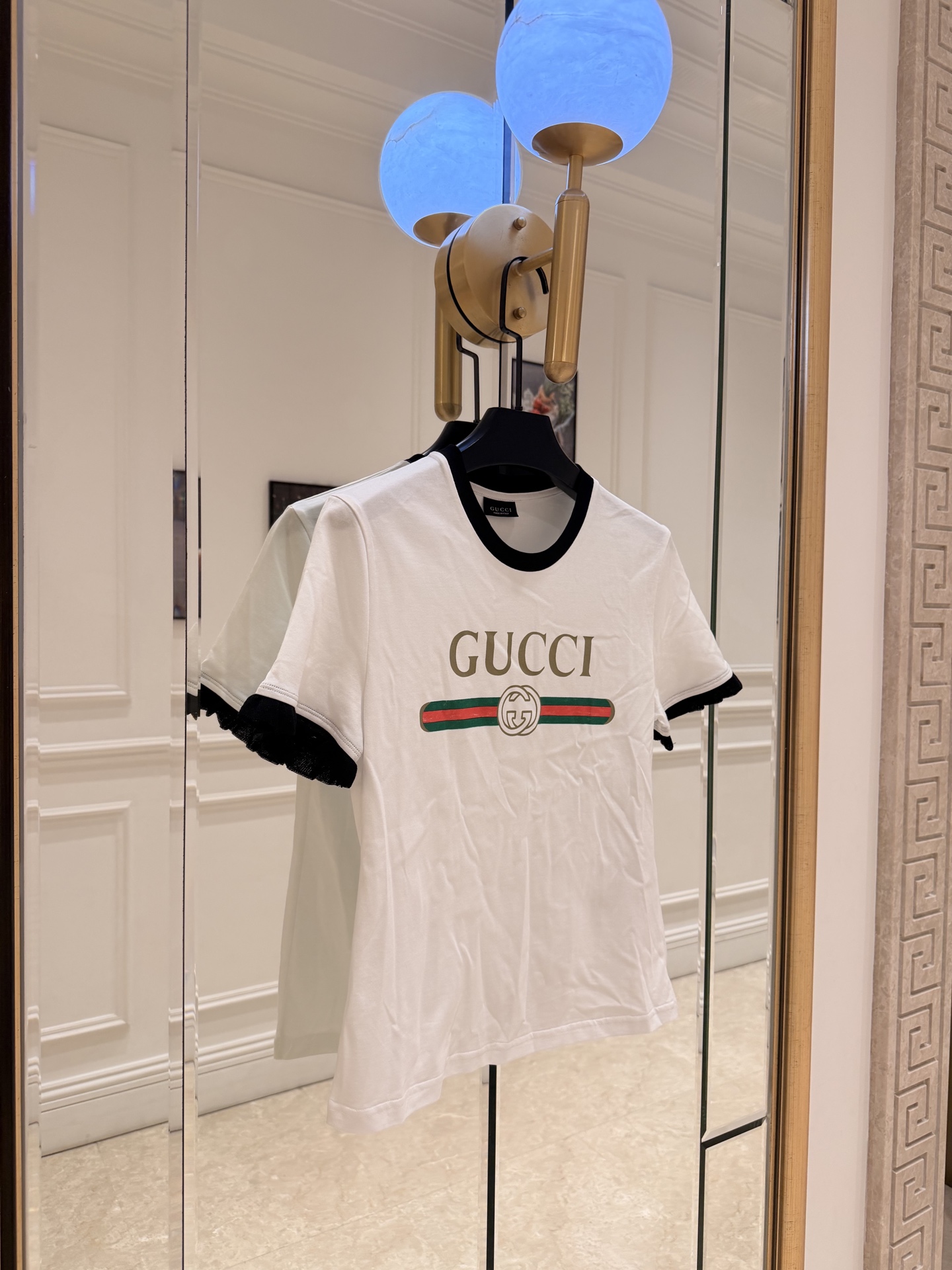 NO:856353,Gu*2026 spring and summer series short-sleeved T-shirt, white cotton fabric, black contrasting round neck + cuff ruffles, sweet and layered. Retro Gucci letters + red and green webbing + double G logo on the chest, highly recognizable!  Slim fit, looks great with denim skirts or sports skirts, easy to switch between street sweet girl or energetic girl style. It can be worn for daily commuting, dating, and leisure. It is comfortable and fashionable. It is a must-have and versatile item in the wardrobe. SML., Gucci-clothing, gucci, gucci, skirts, T-shirt, tees, t-shirt,19860909Gu*2026春夏系列短袖T恤,白色棉质面料,黑色撞色圆领+袖口荷叶边,甜美又有层次感.胸前复古Gucci字母+红绿织带+双G标志,辨识度超高！修身版型,搭牛仔裙或运动裙都很出彩,轻松切换街头甜妹or元气少女风格.日常通勤、约会、休闲都能穿,舒适又时髦,是衣橱必备百搭单品 SML.,古驰-服装,gucci,gucci,skirts,T-shirt,tees，t-shirt,,Women's clothing