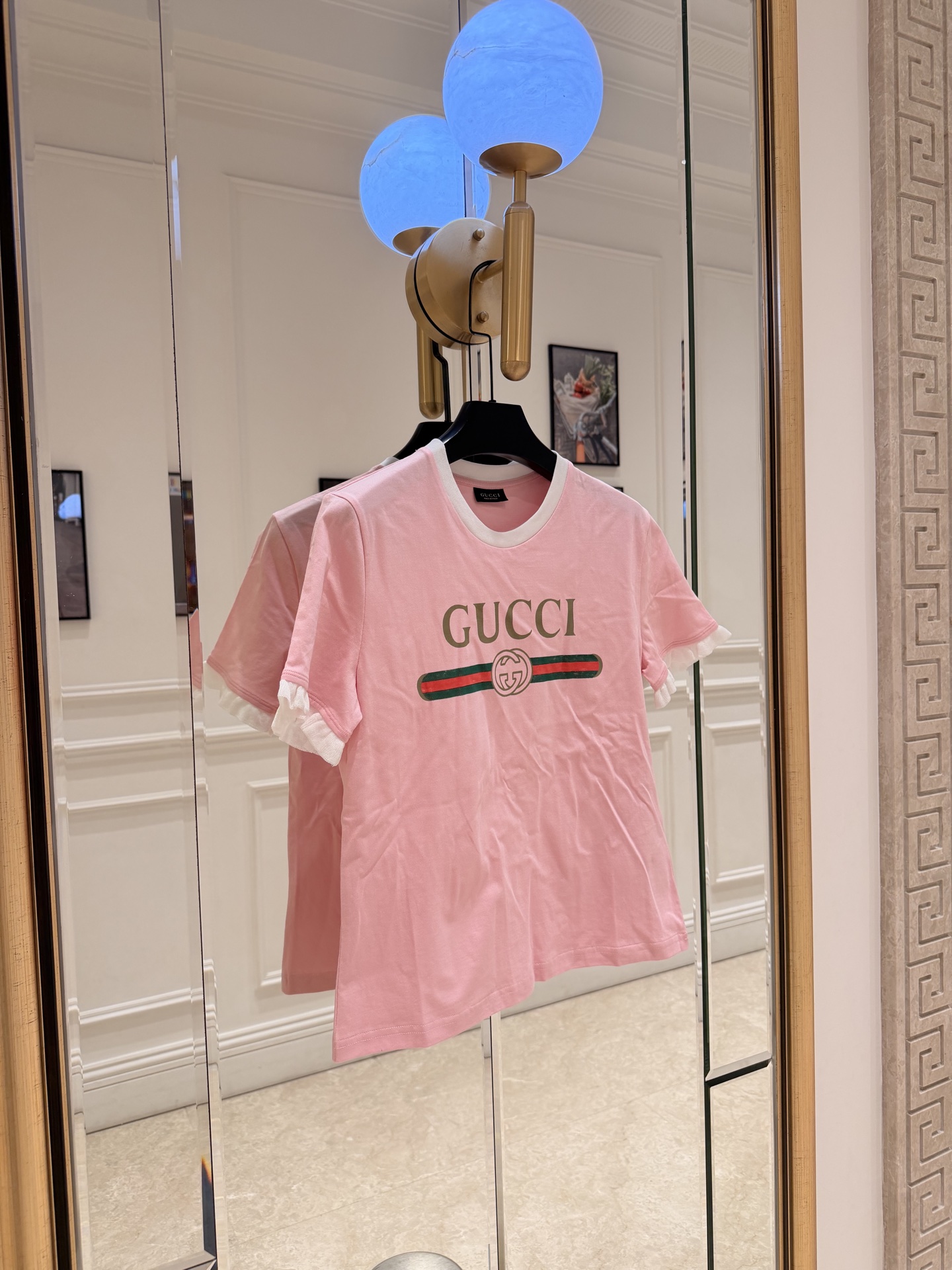 NO:856345,Gu*2026 early spring series pink short-sleeved T-shirt, with golden Gucci logo on the chest and red and green webbing, full of retro feel!  The ruffle design on the cuffs is super playful, and the cotton fabric is soft and comfortable. It’s perfect for spring and summer. The short version highlights the waistline and looks great with a high-waisted skirt or jeans. You can switch between sweet and cool or girly style at will. The pink color is low in saturation and does not pick on the skin tone. It can be easily used for daily outings and dates. It is a practical and fashionable all-match item!  SML.,Gucci-clothing,gucci,gucci,skirts,jeans,T-shirt,tees,t-shirt,19860909Gu*2026早春系列粉色短袖T恤,胸前金色Gucci标识+红绿织带,复古感满满！袖口荷叶边设计超俏皮,棉质面料柔软舒适,春夏穿超合适～短款版型显腰线,搭高腰裙or牛仔裤都好看,甜酷or少女风随心切换.粉色低饱和不挑肤色,日常出街、约会都能轻松驾驭,是实用又时髦的百搭单品！ SML.,古驰-服装,gucci,gucci,skirts,jeans,T-shirt,tees，t-shirt,,Women's clothing