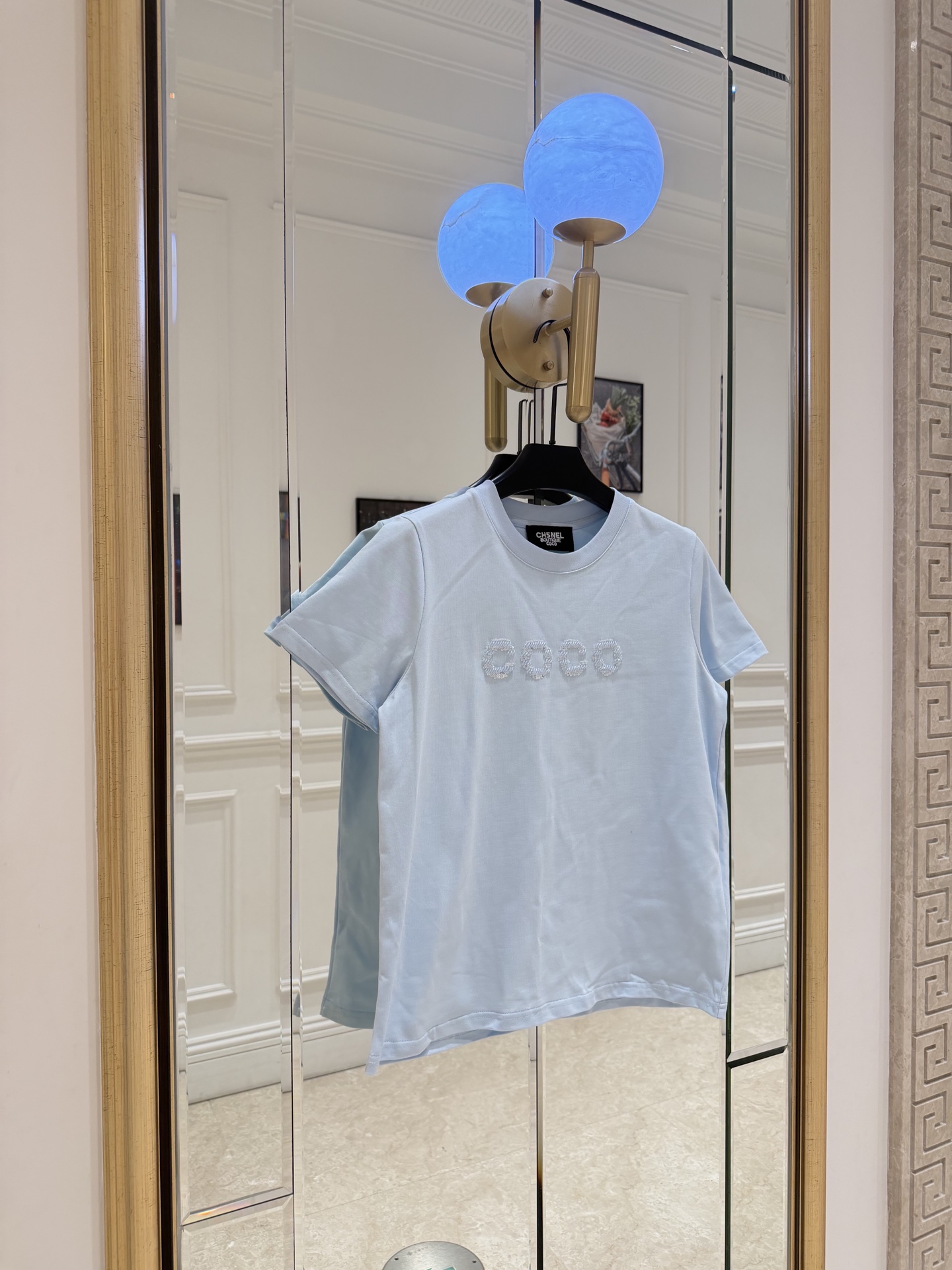NO:883880,cha*'s letter beaded short-sleeved T-shirt is made of cotton fabric, soft and comfortable, perfect for spring and summer!  Round neck, loose fit, light blue + white available, front 'COCO' beading design is super detailed. It can be easily used for daily commuting and leisure. It is OK to wear with jeans or short skirts, simple and fashionable SML., Chanel - clothing, chanel, skirts, jeans, T-shirt, tees, t-shirt,19860909cha*这款字母钉珠短袖T恤,采用棉质面料,柔软舒适,春夏穿超合适！圆领宽松版型,浅蓝+白色可选,正面“COCO”钉珠设计超有细节感.日常通勤、休闲都能轻松驾驭,搭牛仔裤或短裙都很OK,简约又时尚 SML.,香奈儿-服装,chanel,skirts,jeans,T-shirt,tees，t-shirt,,Women's clothing