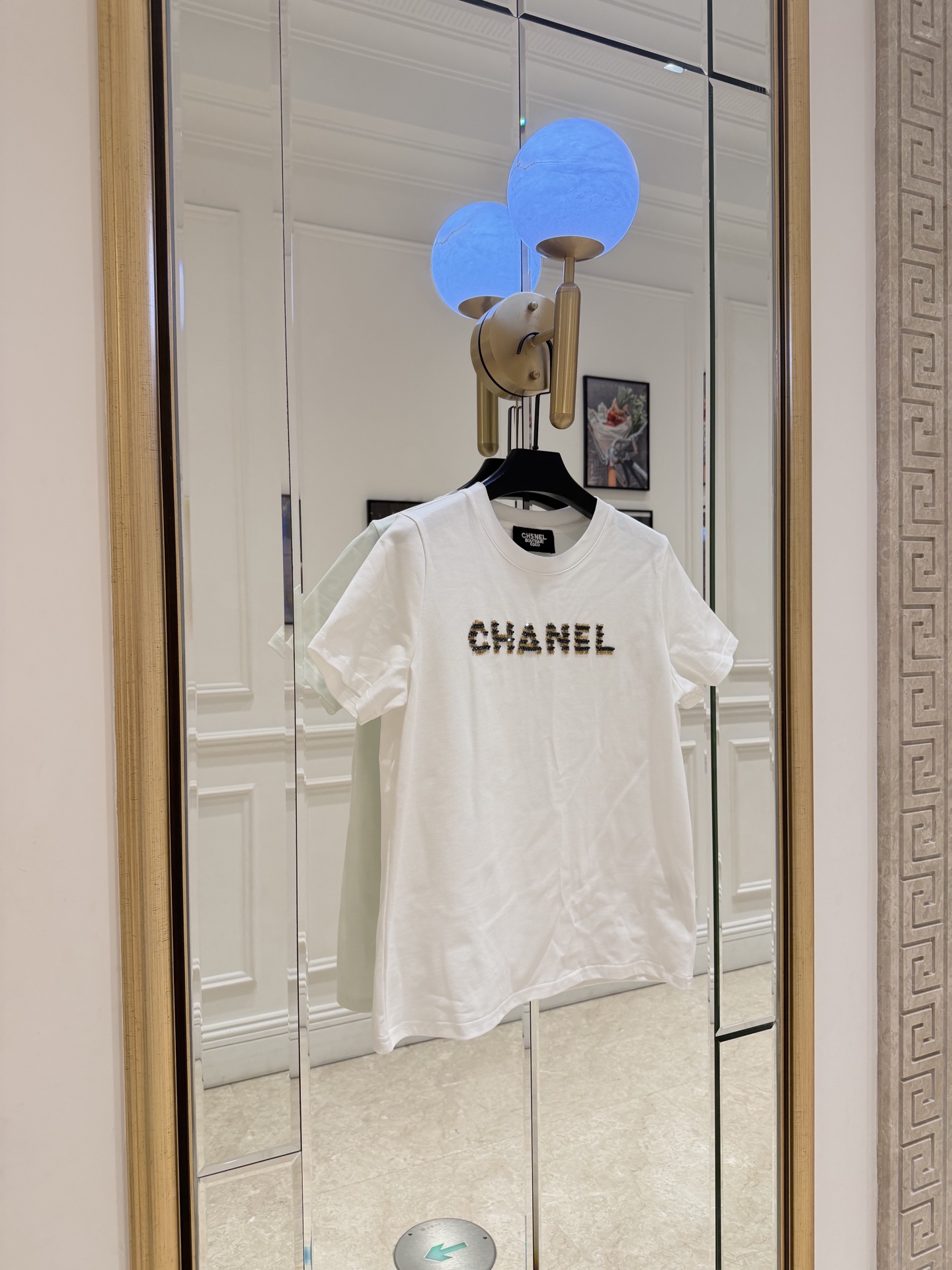 NO:883894,cha* This white T-shirt has the 'CHANEL' letters on the front very recognizable, simple and fashionable!  The pure cotton material is soft and breathable, and it is super comfortable to wear in summer. The loose round neck design is adaptable to a variety of body types. It can be worn with jeans or short skirts. It can be easily switched between casual and light luxury styles. It can be easily controlled for daily outings and dates. It is comfortable and has a sense of brand. I really recommend it!  SML.,Chanel-clothing,chanel,chanel,skirts,jeans,tees,t-shirt,19860909cha*这款白色T恤,正面“CHANEL”字母超有辨识度,简约又时髦！纯棉材质柔软透气,夏天穿超舒服～宽松圆领设计,包容多种身材,随便搭牛仔裤、短裙都OK,休闲or轻奢风轻松切换.日常出街、约会都能轻松驾驭,舒适又有品牌感,真的很推荐！ SML.,香奈儿-服装,chanel,chanel,skirts,jeans,tees，t-shirt,,Women's clothing