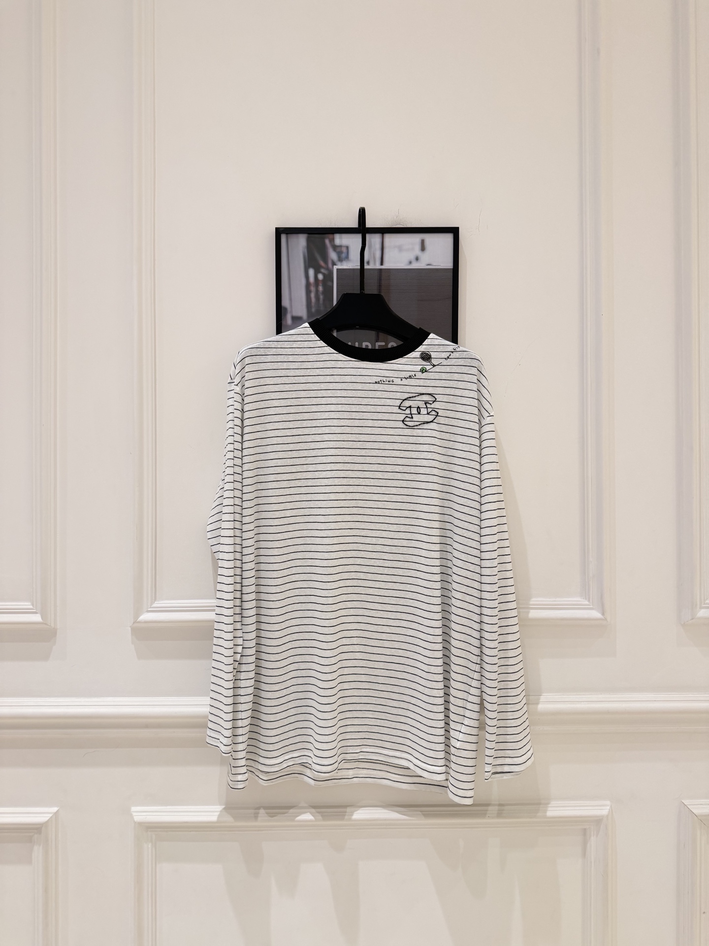 NO:856297,This black and white striped long-sleeved T-shirt from cha* has a loose fit and soft cotton material, making it super comfortable to wear!  The black round neck design is simple and detailed, and the cat embroidery on the chest is super cute and highly recognizable. The striped element is classic and versatile, and can be easily worn for daily commuting and leisure. It is OK to wear alone or layered ~ Korean-style lazy style, paired with overalls or jeans, it is easy to get casual wear. There are many sizes to choose from, suitable for sisters of all body types!  SML.,Chanel-clothing,chanel,jeans,tees,t-shirt,19860909cha*这款黑白条纹长袖T恤,宽松版型+柔软棉质,穿着超舒适！黑色圆领设计,简约又有细节感,胸前猫咪刺绣超可爱,辨识度满分.条纹元素经典百搭,日常通勤、休闲都能轻松驾驭,单穿或内搭都很OK～韩系慵懒风,搭配工装裤或牛仔裤,轻松get随性穿搭.尺码选择多,适合各种体型姐妹！ SML.,香奈儿-服装,chanel,jeans,tees，t-shirt,,Women's clothing
