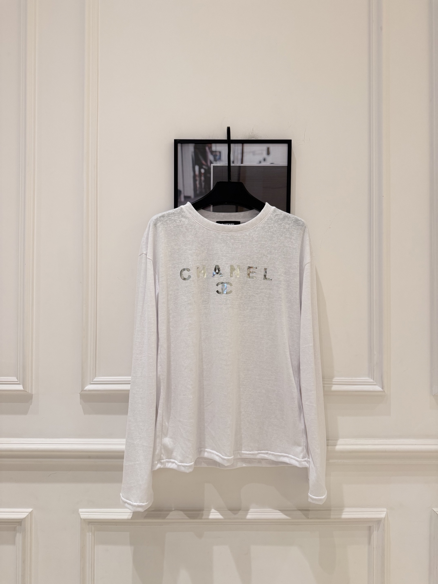 NO:883940,This white long-sleeved T-shirt from cha*Chanel is made of soft cotton fabric and is super comfortable to wear!  The word 'CHANEL' + double C logo on the front are low-key and recognizable. The loose fit, perfect details on the cuffs and hem, are suitable for daily casual or inner wear. Whether paired with jeans or a skirt, it can easily create a simple and high-end look, and it is versatile and easy to match!  SML.,Chanel-clothing,chanel,chanel,skirts,jeans,tees,t-shirt,19860909cha*香奈儿这款白色长袖T恤,柔软棉质面料,穿着超舒适！正面“CHANEL”字样+双C Logo,低调又有辨识度.宽松版型,袖口和下摆细节满分,日常休闲或内搭都很OK.无论配牛仔裤还是裙装,轻松打造简约高级感,百搭不挑人！ SML.,香奈儿-服装,chanel,chanel,skirts,jeans,tees，t-shirt,,Women's clothing