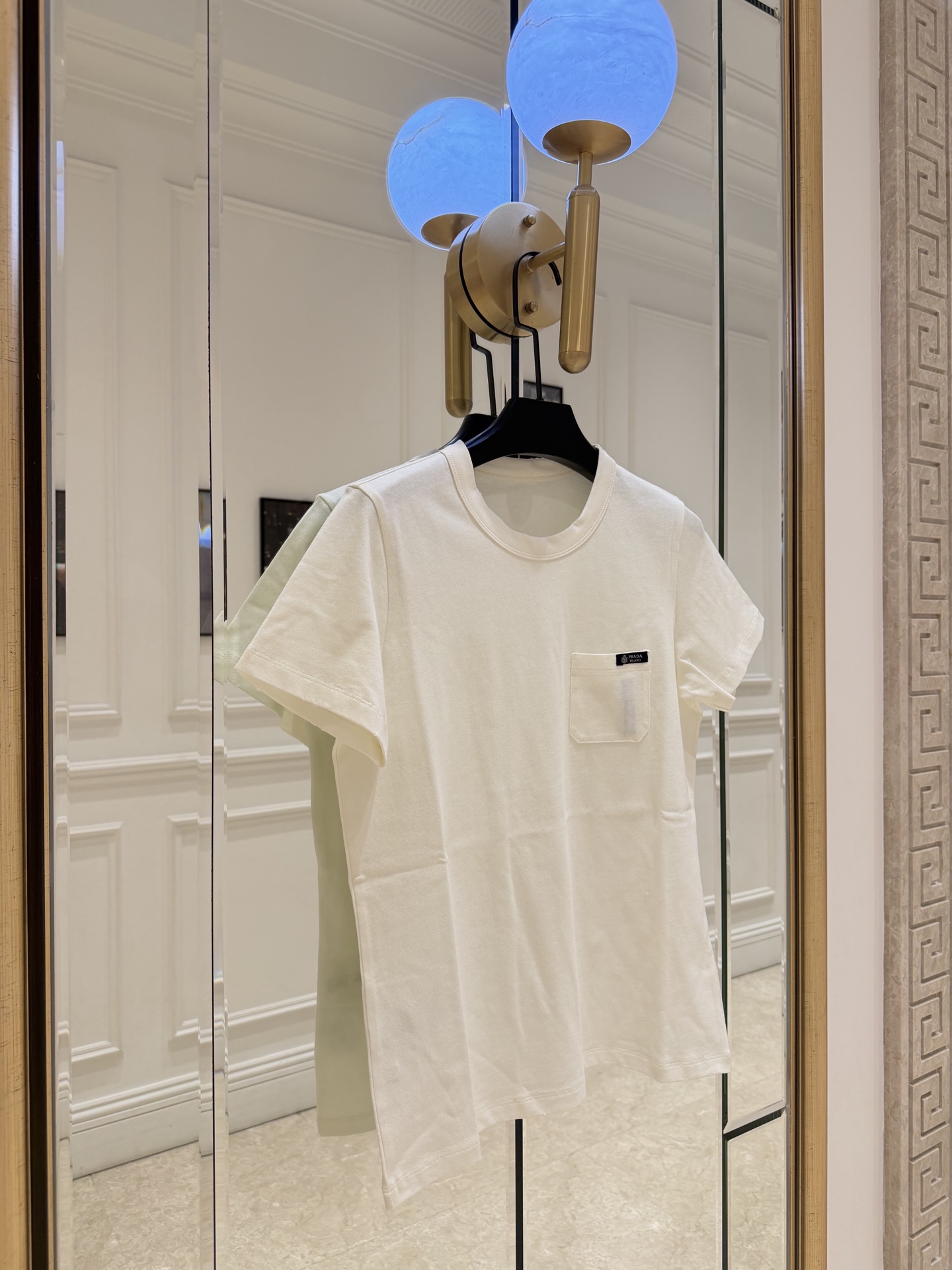 NO:828410,Prad* pocket short-sleeved T-shirt is made of soft, skin-friendly cotton fabric, simple round neck + small chest pocket design, full of details. Size SML P, Prada-clothing, prada, prada, T-shirt, tees, t-shirt,19860909Prad*口袋短袖T恤 采用柔软亲肤棉质面料,简约圆领+胸前小口袋设计,细节感满满 码数SML P,普拉达-服装,prada,prada,T-shirt,tees，t-shirt,,Women's clothing