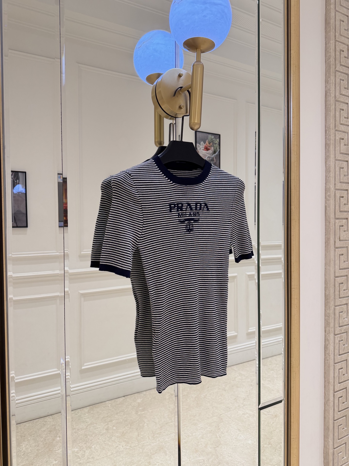 NO:899008,*Prada 26 early spring series striped knitted short-sleeves, mulberry silk + cotton blend, soft and elastic, super comfortable to wear next to the body!  Blue and white pinstripes + contrasting ribbed edges, the embroidered logo on the chest is super recognizable. The slightly slim fit, round neck design modifies the neck, and makes the face appear smaller. It can be easily used for daily outings, dates, and commuting. Pair it with short skirts, jeans or jackets, and you can switch between college style or retro style at will. The striped elements will never go out of style, practical and fashionable!  SML P,Prada-clothing,prada,prada,skirts,jeans,jackets & coats,T-shirt,19860909*Prada 26早春系列条纹针织短袖,桑蚕丝+棉混纺,柔软有弹性,贴身穿着超舒适！蓝白细条纹+撞色罗纹边,胸前刺绣Logo超有辨识度.微修身版型,圆领设计修饰脖颈,显脸小,日常出街、约会、通勤都能轻松驾驭～搭配短裙、牛仔裤或外套,学院风or复古风随心切换,条纹元素永不过时,实用又时髦！ SML P,普拉达-服装,prada,prada,skirts,jeans,jackets & coats,T-shirt,,Women's clothing