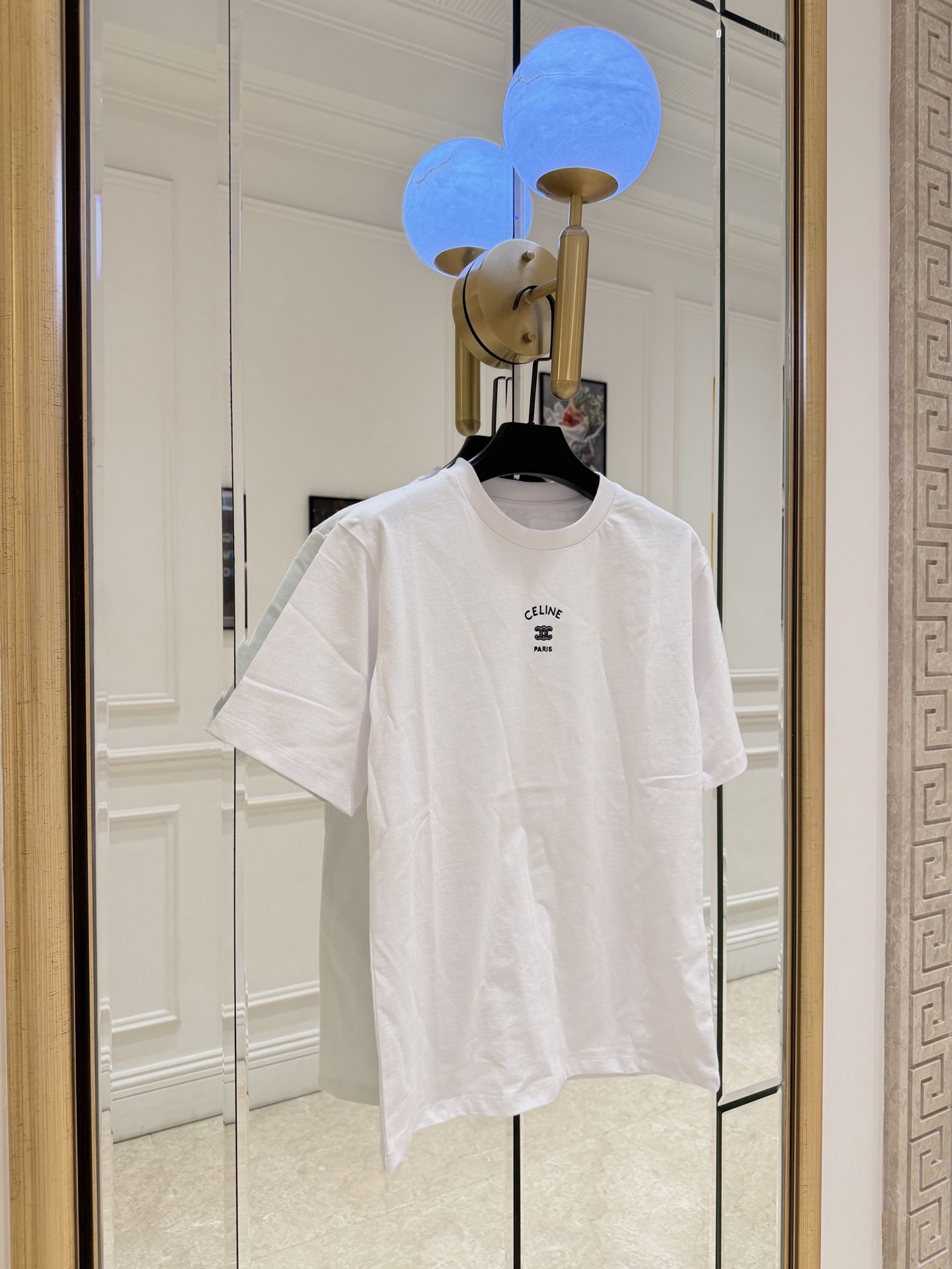 NO:828450,CE* Arc de Triomphe white T-shirt, 2026 spring and summer series, made of pure cotton, soft and breathable, super comfortable to wear in spring and summer!  The Arc de Triomphe logo embroidery on the chest is simple and recognizable. The round neck + straight shoulder tailoring modifies the shoulder lines, making it slim and versatile. The white basic model can be easily matched with jeans and skirts, and is OK for commuting and leisure!  The fabric is durable and not easy to deform, making it a must-have classic item in the wardrobe ~ SML., Celine-clothing, celine, skirts, jeans, tees, t-shirt,19860909CE*凯旋门白T恤,2026春夏系列,采用纯棉材质,柔软透气,春夏穿超舒服！胸前凯旋门Logo刺绣,简约又有辨识度.圆领+正肩剪裁,修饰肩部线条,显瘦又百搭.白色基础款,牛仔裤、半裙都能轻松搭配,通勤休闲都OK！面料耐穿不易变形,是衣橱必备经典单品～ SML.,赛琳-服装,celine,skirts,jeans,tees，t-shirt,,Women's clothing