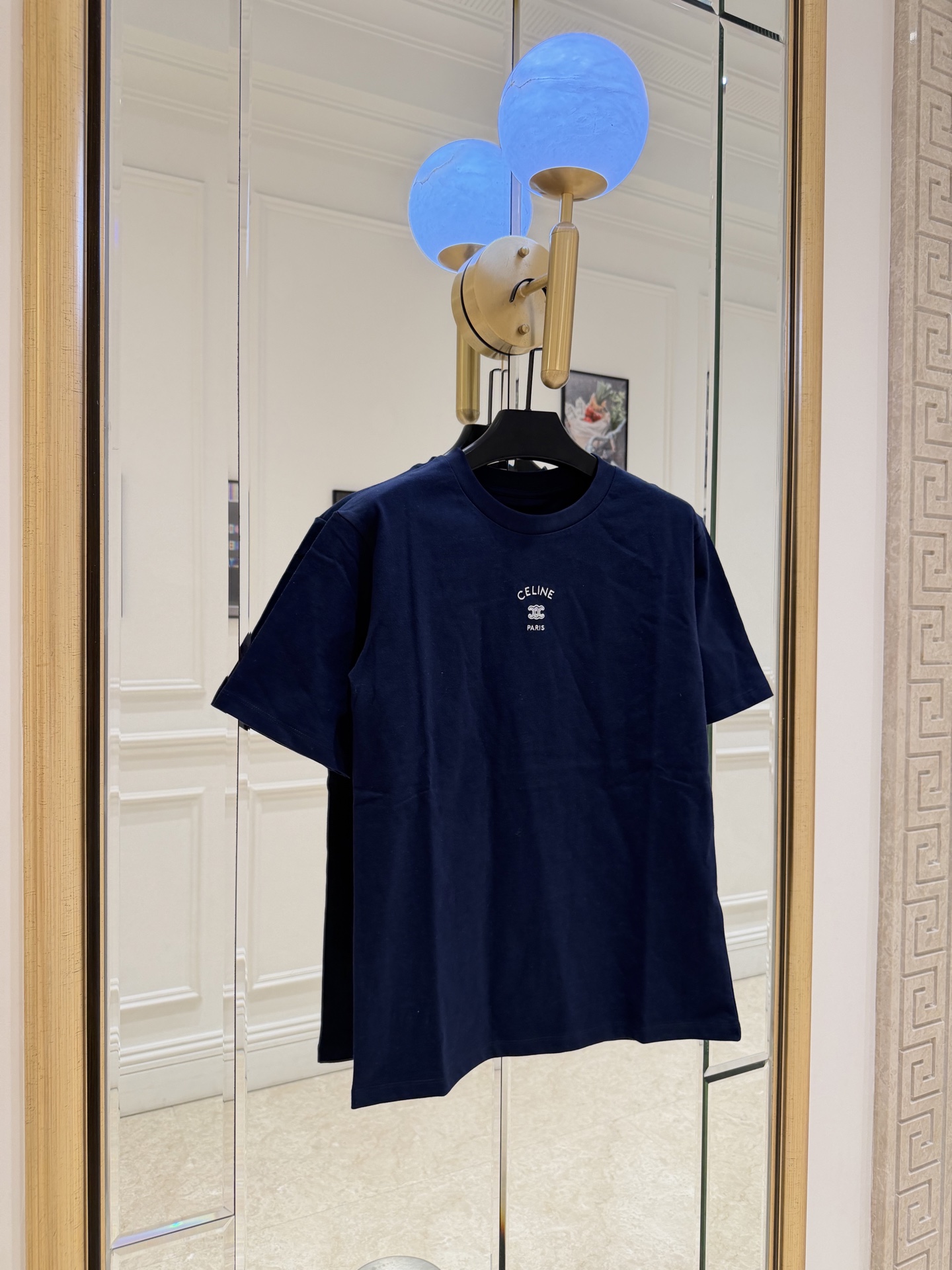 NO:828546,CELINE Arc de Triomphe logo navy blue T-shirt, made of pure cotton, soft and breathable, super comfortable to wear in summer!  The Arc de Triomphe logo embroidery on the chest is simple and recognizable. The loose version can be easily worn by both men and women. The navy blue color is versatile and does not matter skin color. It is very stylish with jeans and casual pants. It can be easily held in daily commuting and casual occasions. It is a super popular versatile item this season. SML., Celine - Clothing, celine, celine, jeans, tees, t-shirt,19860909CELINE凯旋门logo藏青T恤,采用纯棉材质,柔软透气,夏天穿超舒服！胸前凯旋门logo刺绣,简约又有辨识度.宽松版型,男女都能轻松驾驭,藏青色百搭不挑肤色,随便搭牛仔裤、休闲裤都很有型～日常通勤、休闲场合都能轻松hold住,是本季超火的百搭单品 SML.,赛琳-服装,celine,celine,jeans,tees，t-shirt,,Women's clothing