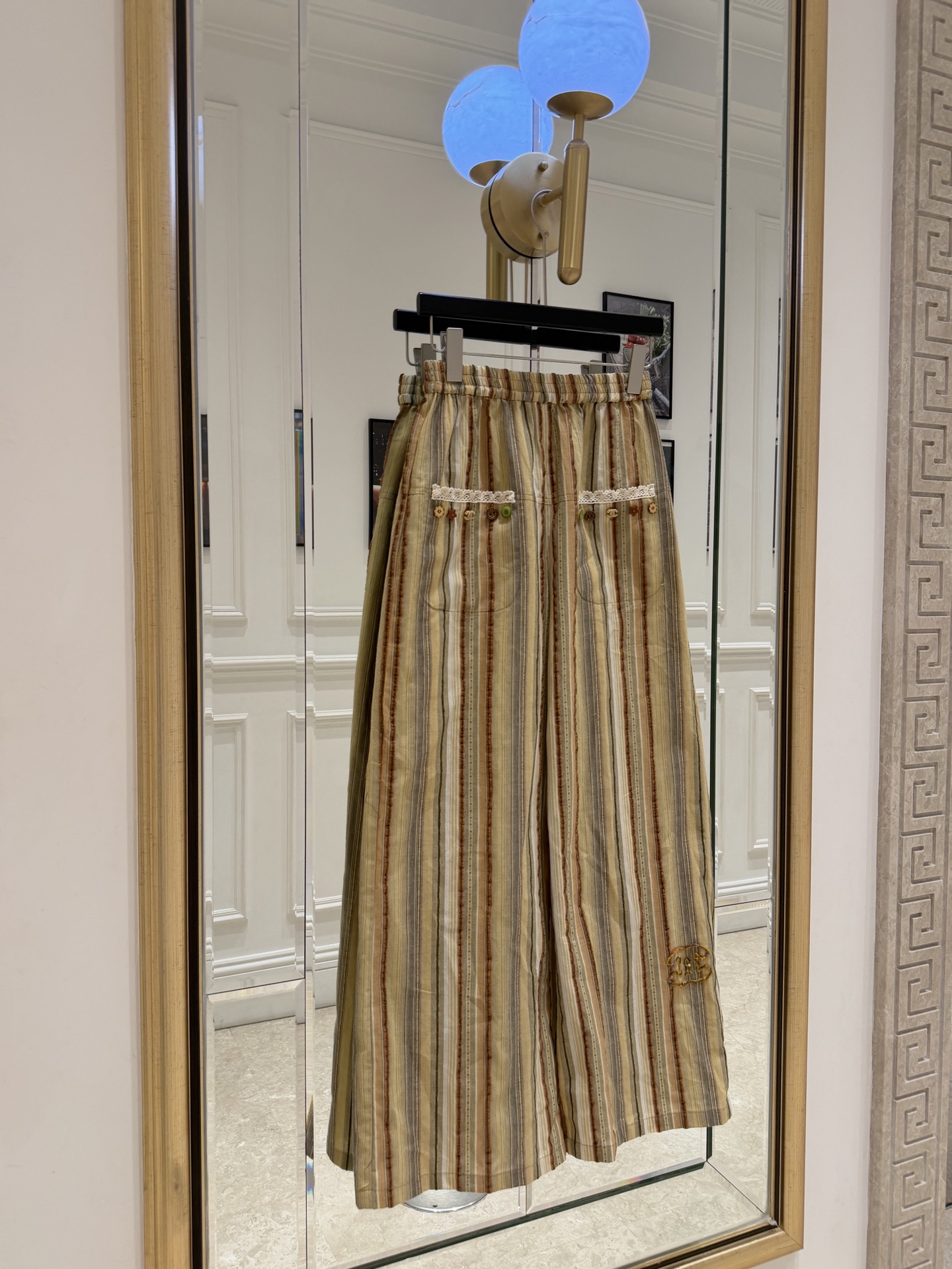 NO:883905,cha*'s new wide-leg pants are designed with multi-color vertical stripes and are made of light and breathable fabric, making them super comfortable to wear in spring and summer!  The high waist is elasticated + drawstring, which modifies the waistline and is flexible. The pockets on both sides are equipped with lace and buttons, and the details are perfect. The trousers have brand embroidery on the legs, which is highly recognizable. The loose fit is super slim and can be easily worn by fat sisters ~ It is OK for daily commuting and leisure. Pair it with a sweater or shirt, and you can easily get a lazy style!  SML.,Chanel-clothing,chanel,shirts,19860909cha*新款这款阔腿裤采用多色竖条纹设计,轻薄透气面料,春夏穿超舒服！高腰松紧+抽绳,修饰腰线又灵活,两侧口袋配蕾丝和纽扣,细节满分.裤脚有品牌刺绣,辨识度高,宽松版型超显瘦,微胖姐妹也能轻松驾驭～日常通勤、休闲都OK,搭配针织衫或衬衫,轻松get慵懒风穿搭！ SML.,香奈儿-服装,chanel,shirts,,Women's clothing