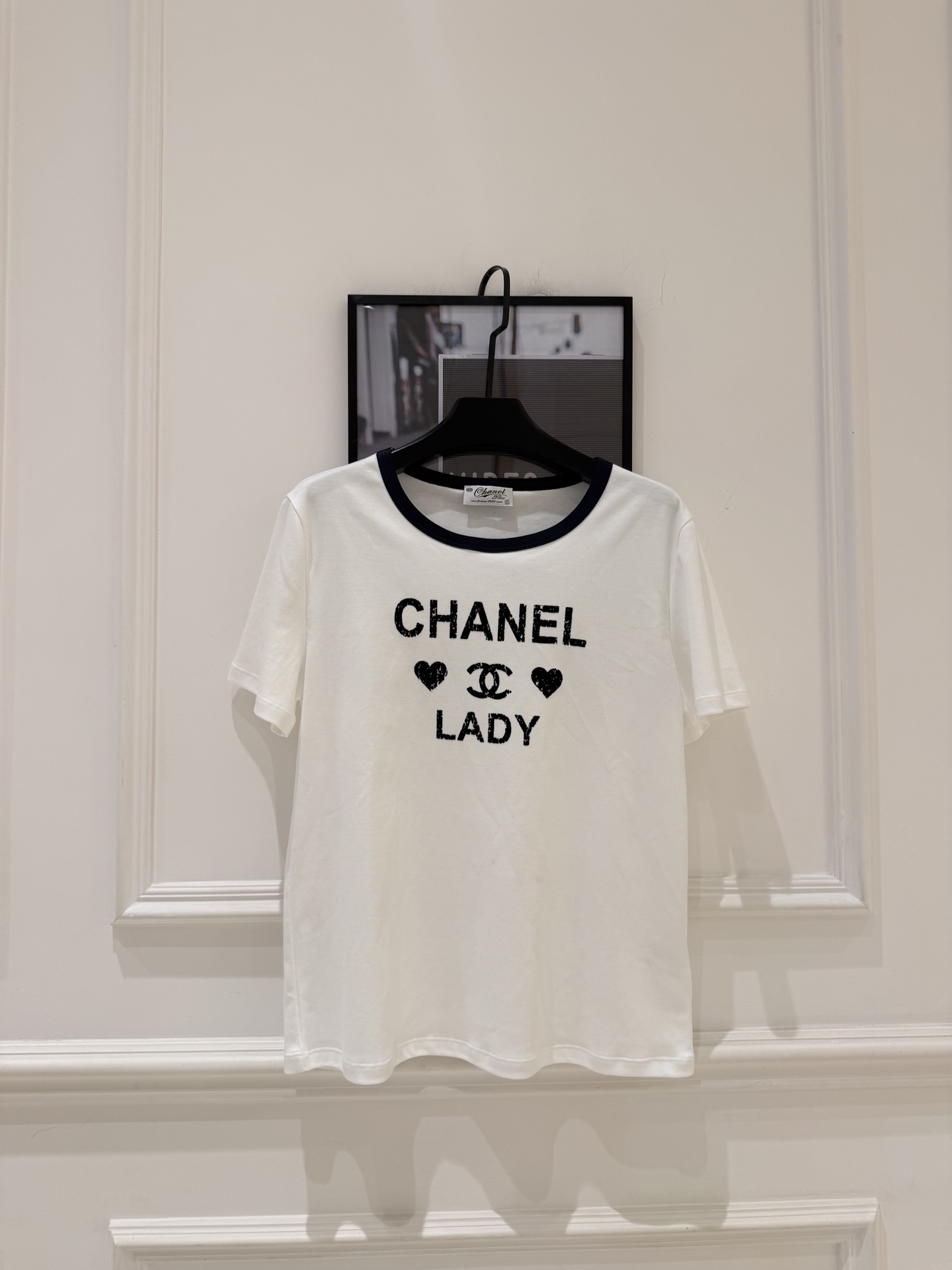NO:828479,cha* printed T-shirt This CHANEL LADY printed T-shirt, with white main color and dark blue round collar, is simple and recognizable. The words 'CHANEL LADY' on the front are paired with a double C logo and a heart, which is super brand-like. Made of pure cotton, soft and breathable, super comfortable to wear in summer!  The loose fit is suitable for a variety of body types. It can be worn casually with jeans or casual pants. It can be easily worn for daily outings and vacations ~ SML., Chanel-clothing, chanel, chanel, jeans, tees, t-shirt,19860909cha*印花T恤 这款CHANEL LADY印花T恤,白色主色+深蓝圆领,简约又有辨识度.正面“CHANEL LADY”字样配双C标志和爱心,超有品牌感.纯棉材质,柔软透气,夏天穿超舒服！宽松版型,包容多种身材,随便搭牛仔裤or休闲裤都很OK,日常出街、度假都能轻松驾驭～ SML.,香奈儿-服装,chanel,chanel,jeans,tees，t-shirt,,Women's clothing