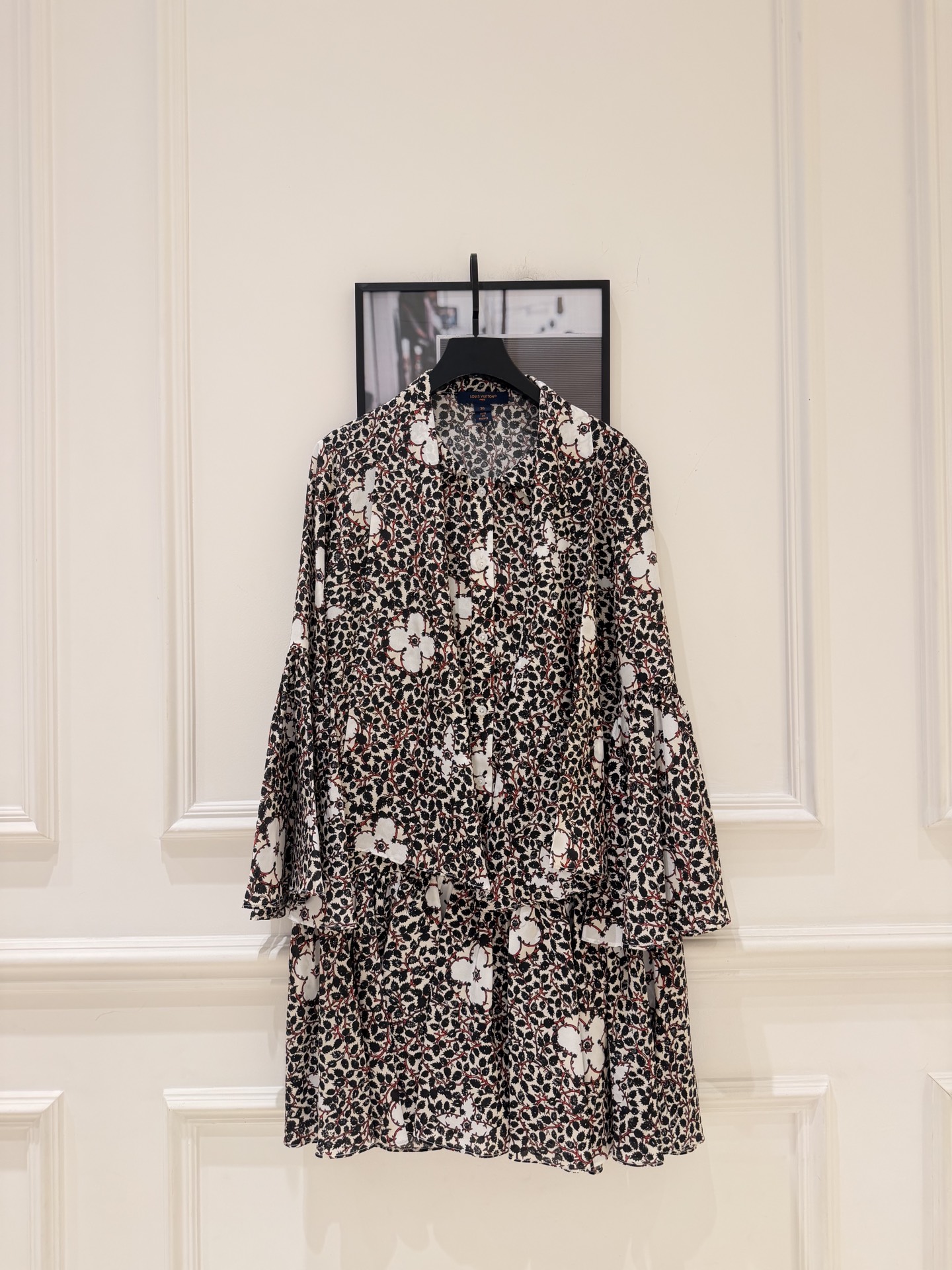 NO:828424,Lv* This silk fabric dress has a black background with retro printed patterns and is romantic. The tiered skirt + loose bell sleeves are elegant and flexible. The V-neck design modifies the neck line and is full of elegance. It is ankle-length and suitable for matching with short boots or high heels to easily create a sweet cool or retro style. It is great for daily commuting, parties, and photos. Paired with simple accessories, it looks more advanced. Size SML P, Louis Vuitton-clothing, louis vuitton, louis vuitton, boots, high  heels,skirts,real silk,19860909Lv*这款真丝面料连衣裙 黑色底色复古印花图案又浪漫.层叠裙摆+宽松喇叭袖,飘逸灵动,V领设计修饰颈部线条,优雅气质满分.及踝长度,适合搭配短靴或高跟鞋,轻松打造甜酷或复古风.日常通勤、聚会、拍照都很出片,搭配简约配饰更显高级感 码数SML P,路易威登-服装,louis vuitton,louis vuitton,boots,high heels,skirts,real silk,,Women's clothing