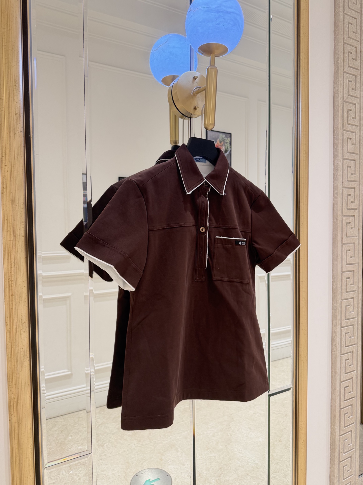 NO:828494,Prada's brown short-sleeved POLO shirt is made of high-quality cotton fabric, which is comfortable and breathable, and super friendly for daily wear. It has simple lapels + white piping, perfect details!  The small chest pocket is equipped with a brand logo, which is low-key and recognizable. The dark brown color is retro and versatile. It can be easily used for commuting or leisure. It goes well with jeans or casual pants. It is both practical and fashionable, and is a must-have item in the wardrobe of urban elites!  SML.,Prada-clothing,prada,prada,jeans,T-shirt,19860909Prada这款棕色短袖POLO衫,采用高品质棉质面料,舒适透气,日常穿着超友好.简约翻领+白色滚边,细节满分！胸前小口袋配品牌标识,低调又有辨识度.深棕色调,复古又百搭,无论通勤还是休闲都能轻松驾驭,搭配牛仔裤或休闲裤都很出彩.实用与时尚兼具,是都市精英衣橱必备单品！ SML.,普拉达-服装,prada,prada,jeans,T-shirt,,Women's clothing