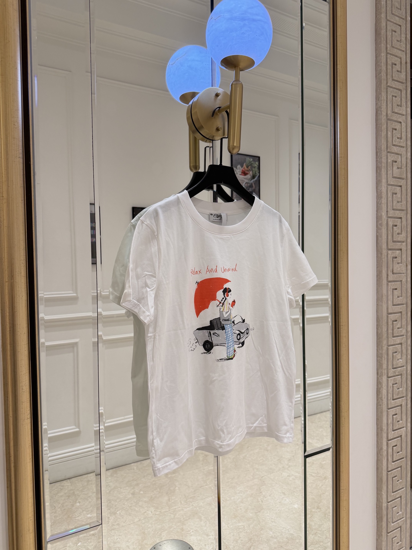 NO:856286,This graffiti-printed short-sleeved T-shirt from cha*ququouyang is made of pure cotton, soft and comfortable, and perfect for summer!  The hand-painted graffiti on the front is interesting and has a sense of design. The loose round neck and right-shoulder version accommodates a variety of body shapes and can be easily used for daily outings, dates, and travel. Pair it with jeans or casual pants to easily get a fashionable atmosphere. It is a must-have and versatile item in your summer wardrobe!  SML P, Chanel-clothing,chanel,jeans,T-shirt,tees,t-shirt,19860909cha*区区欧阳这款涂鸦印花短袖T恤,采用纯棉材质,柔软舒适,夏天穿超合适！正面手绘涂鸦字样,趣味又有设计感.宽松圆领正肩版型,包容多种身材,日常出街、约会、旅行都能轻松驾驭.搭配牛仔裤或休闲裤,轻松get时髦氛围感,是夏季衣橱必备百搭单品！ SML Ｐ,香奈儿-服装,chanel,jeans,T-shirt,tees，t-shirt,,Women's clothing