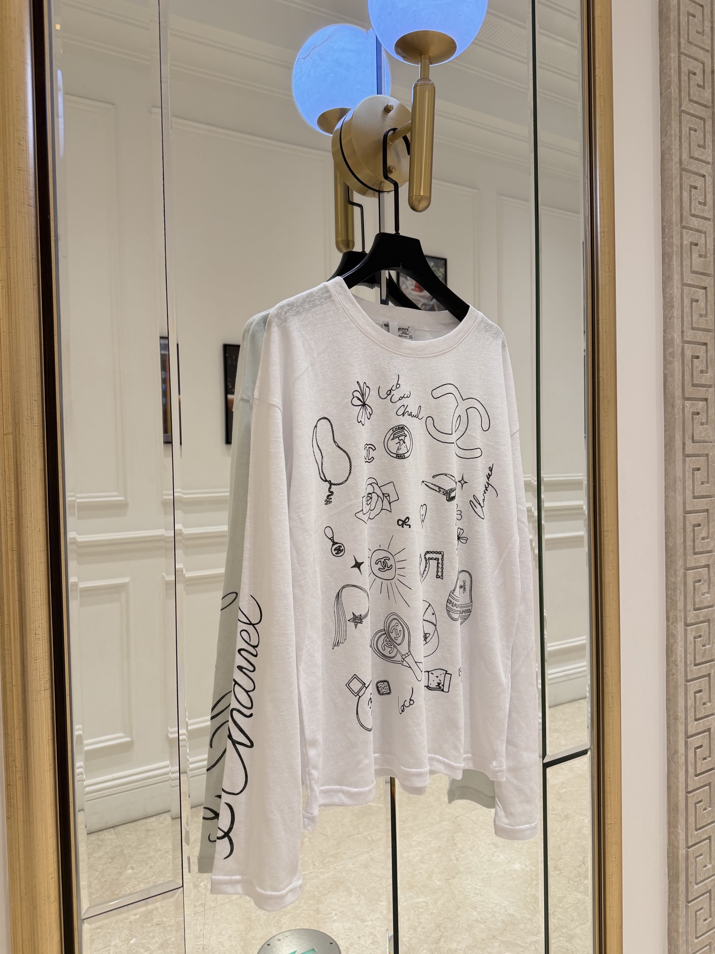 NO:829712,cha* This graffiti printed long-sleeved T-shirt is made of white cotton fabric, comfortable and breathable, and super friendly for daily wear!  The black hand-painted graffiti pattern is fun and artistic, and the cuffs and hem are elasticated, giving it a lazy and casual style. Whether worn with jeans or a skirt, it can easily create a casual and fashionable look. It is very suitable for spring and autumn. It is OK to wear alone or as a sun protection cover-up!  SML, Chanel-clothing,chanel,skirts,jeans,tees,t-shirt,19860909cha*这款涂鸦印花长袖T恤,白色棉质面料,舒适透气,日常穿搭超友好！黑色手绘涂鸦图案,趣味又有艺术感,袖口和下摆松紧设计,慵懒随性风满分.无论搭配牛仔裤还是半身裙,轻松打造休闲时尚look,春秋季节穿超合适,单穿或做防晒罩衫都很OK！ SML,香奈儿-服装,chanel,skirts,jeans,tees，t-shirt,,Women's clothing