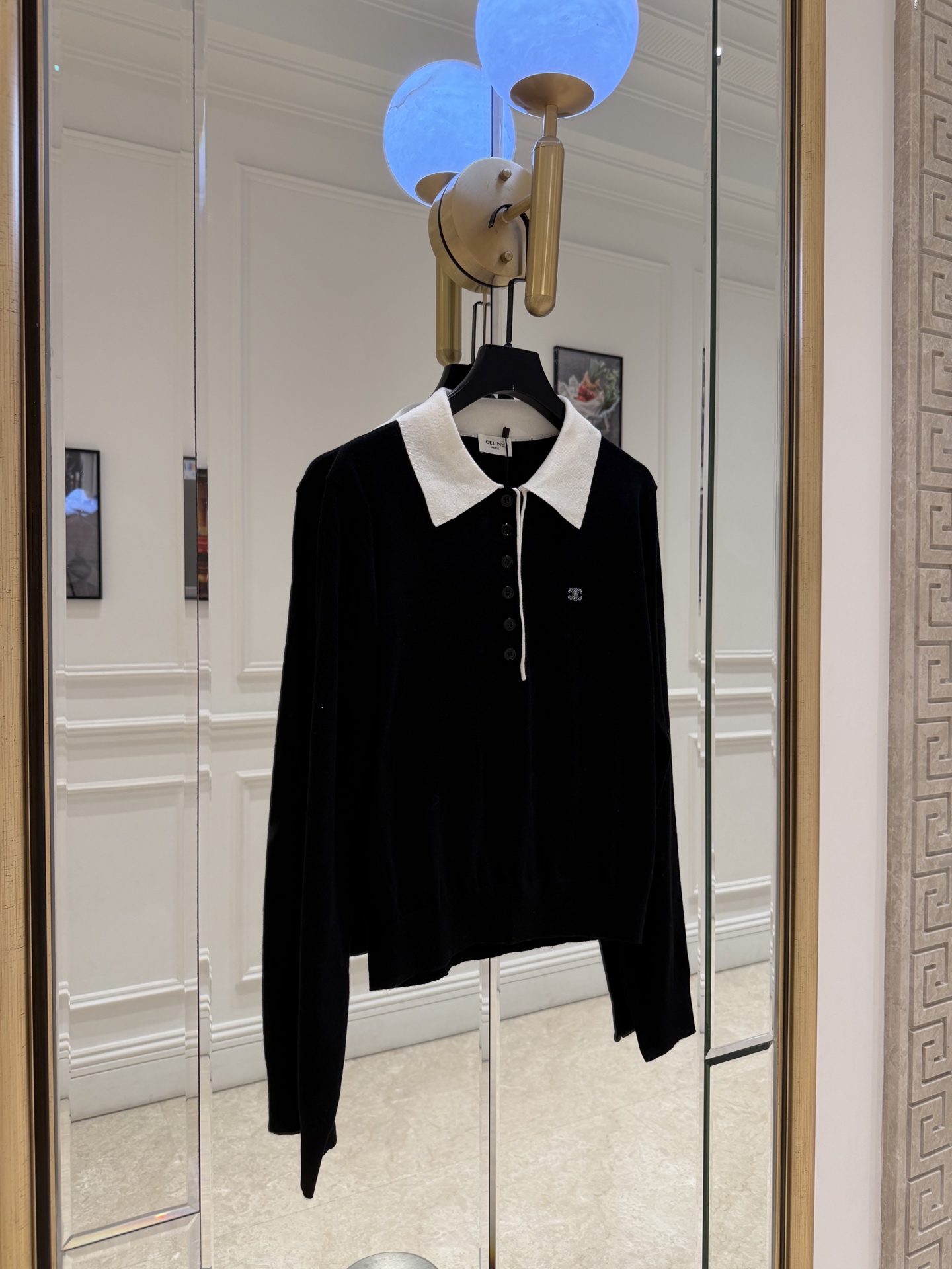NO:828522,CE cashmere silk Polo shirt CE26SS series Polo shirt, 75% cashmere + 25% mulberry silk blend, soft, skin-friendly and super comfortable!  The black and white contrasting Polo collar + Arc de Triomphe embroidery is low-key and recognizable. The long-sleeved design is OK to wear alone or as an inner layer in spring and autumn, and can be easily used for commuting and leisure. The size is SML, available in black and dark blue. It has a simple and high-end feel. It is a practical and fashionable must-have item. SML, Celine-clothing, celine, real silk,19860909CE羊绒真丝Polo衫 CE26SS系列Polo衫,75羊绒+25桑蚕丝混纺,柔软亲肤超舒适！黑白撞色Polo领+凯旋门刺绣,低调又有辨识度.长袖设计,春秋单穿或内搭都很OK,通勤休闲都能轻松驾驭.尺码SML,黑色和深蓝可选,简约高级感满分,是实用又时髦的必备单品 SML,赛琳-服装,celine,real silk,,Women's clothing