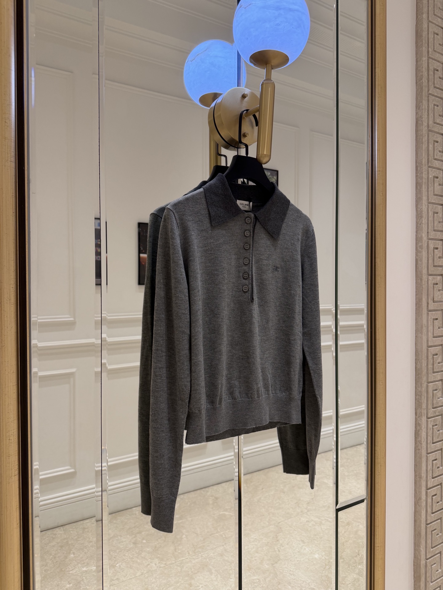NO:828512,CE* gray Polo collar sweater, made of wool blend, soft, skin-friendly and breathable, super comfortable to wear in autumn and winter!  The half placket + Polo collar design is simple and elegant, the gray color is low-key and versatile, and can be easily used in daily commuting. The slim cut makes it look slim and does not pick on the figure. It is OK to wear alone or layered with it. It goes well with trousers, skirts and jeans, and it is easy to create a high-end look!  SML, Celine-clothing,celine,skirts,jeans,19860909CE*灰色Polo领针织衫,羊毛混纺材质,柔软亲肤又透气,秋冬穿超舒服！半开襟+Polo领设计,简约大气,灰色低调百搭,通勤日常都能轻松驾驭.修身剪裁,显瘦不挑身材,单穿或内搭都很OK,搭配西裤、半裙、牛仔裤都很出彩,轻松打造高级感穿搭！ SML,赛琳-服装,celine,skirts,jeans,,Women's clothing