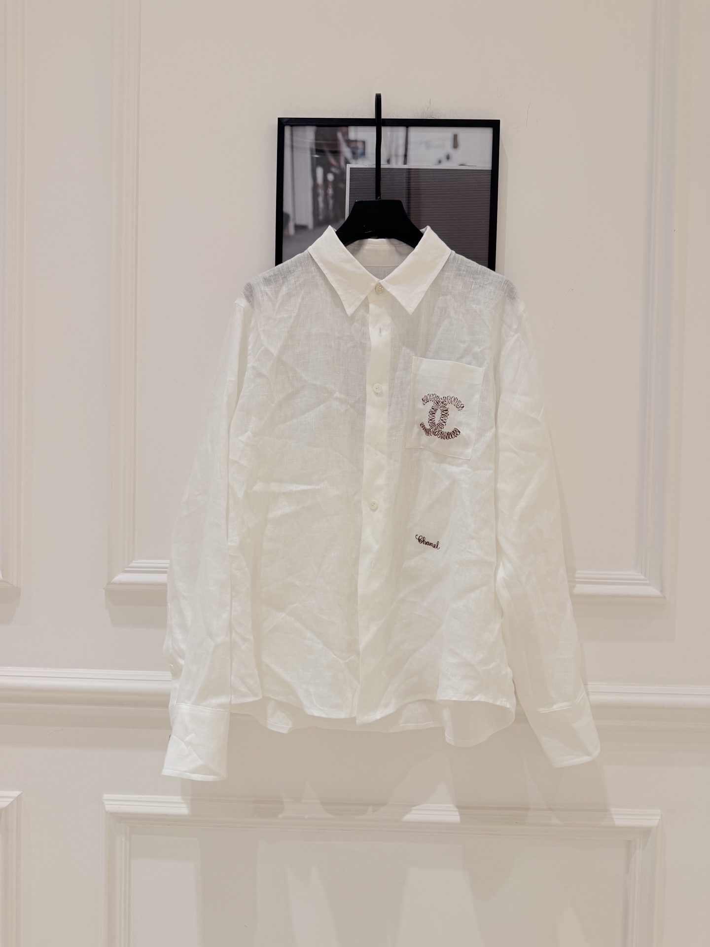 NO:830506,cha* This white embroidered shirt is made of light cotton fabric, soft and breathable, and super comfortable to wear in early autumn!  Classic double C embroidery on the chest + exquisite beading, full brand recognition. Loose fit, cuffs and hem are very casual, it is OK to wear alone or layered with a sweater jacket, and can be easily managed for commuting and leisure ~ SML, Chanel-clothing, chanel, jackets & coats, sweaters, shirts,19860909cha*这款白色刺绣衬衫,采用轻薄棉质面料,柔软透气,初秋穿超舒服！胸前经典双C刺绣+精致珠饰,品牌辨识度满分.宽松版型,袖口和下摆都很随性,单穿或叠搭毛衣外套都很OK,通勤休闲都能轻松驾驭～ SML,香奈儿-服装,chanel,jackets & coats,sweaters,shirts,,Women's clothing