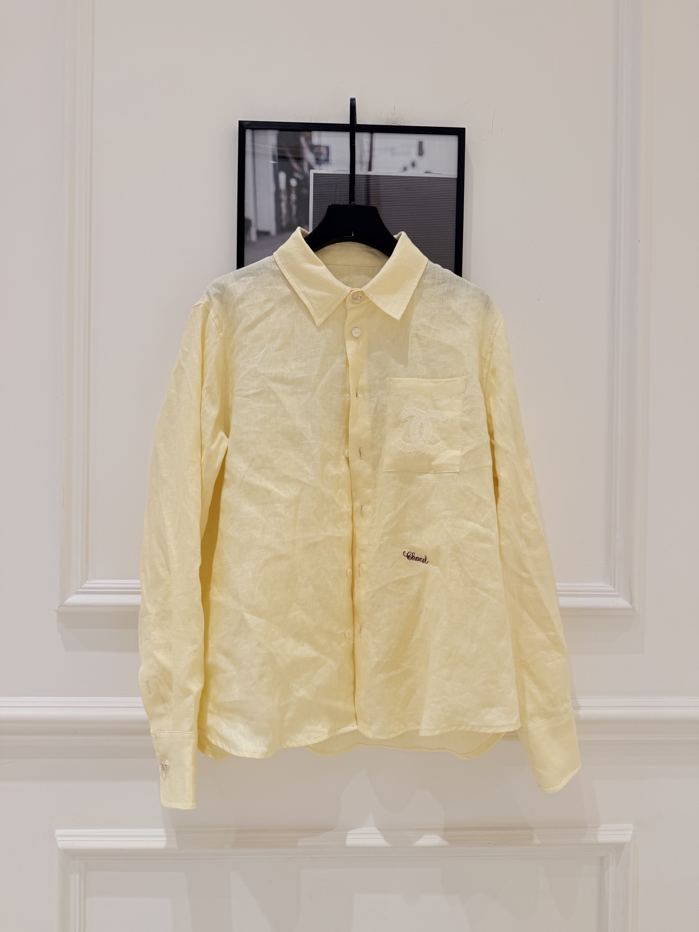 NO:830525,This light yellow shirt suit from cha* is light and breathable, making it super comfortable to wear in spring and summer!  Double C embroidery on the left chest + 'Chanel' wording on the cuffs, perfect details. Loose fit, covering the flesh and making you slim, paired with shorts of the same color, fresh and high-end, suitable for daily outings or vacations ~ Tencel material is soft and skin-friendly, and also environmentally friendly, comfortable and fashionable, easily create a lazy atmosphere SML, Chanel - Clothing, chanel, chanel, shorts, shirts,19860909cha*这款浅黄色衬衫套装,轻薄透气,春夏穿超舒服！左胸双C刺绣+袖口“Chanel”字样,细节满分.宽松版型,遮肉显瘦,搭配同色短裤,清新又高级,日常出街或度假都很适合～天丝材质柔软亲肤,还很环保,舒适与时髦兼具,轻松打造慵懒氛围感 SML,香奈儿-服装,chanel,chanel,shorts,shirts,,Women's clothing